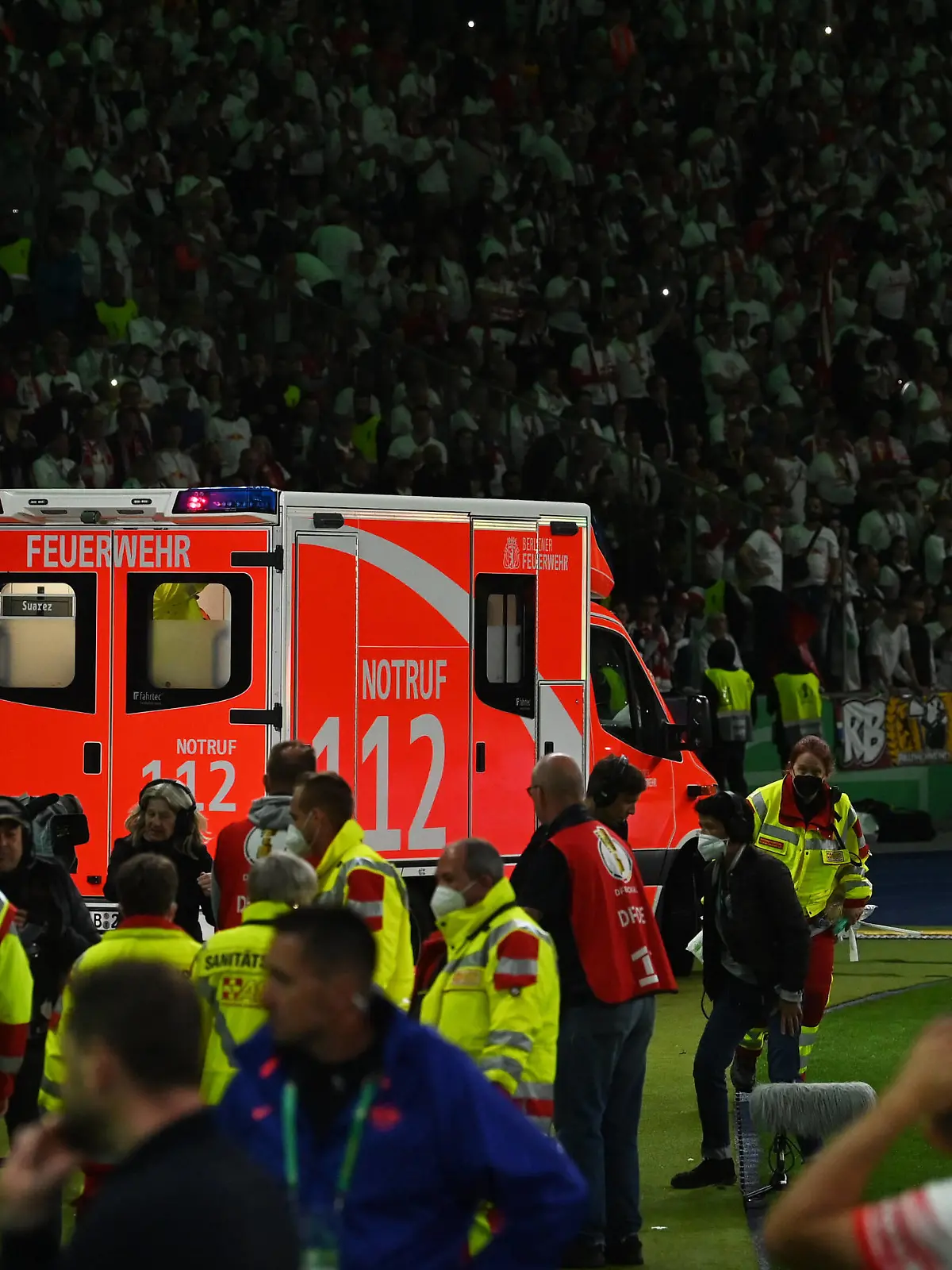  Fussball, Herren, Saison 2021/2022, 79. Finale um den DFB-Pokal in Berlin, SC Freiburg - RB Leipzig, Krankenwagen im Innenraum, 21.05. 2022, *** Football, men, 2021 2022 season, 79 DFB Pokal final in Berlin, SC Freiburg RB Leipzig, ambulance inside, 21 05 2022, Copyright: xMatthiasxKochx
