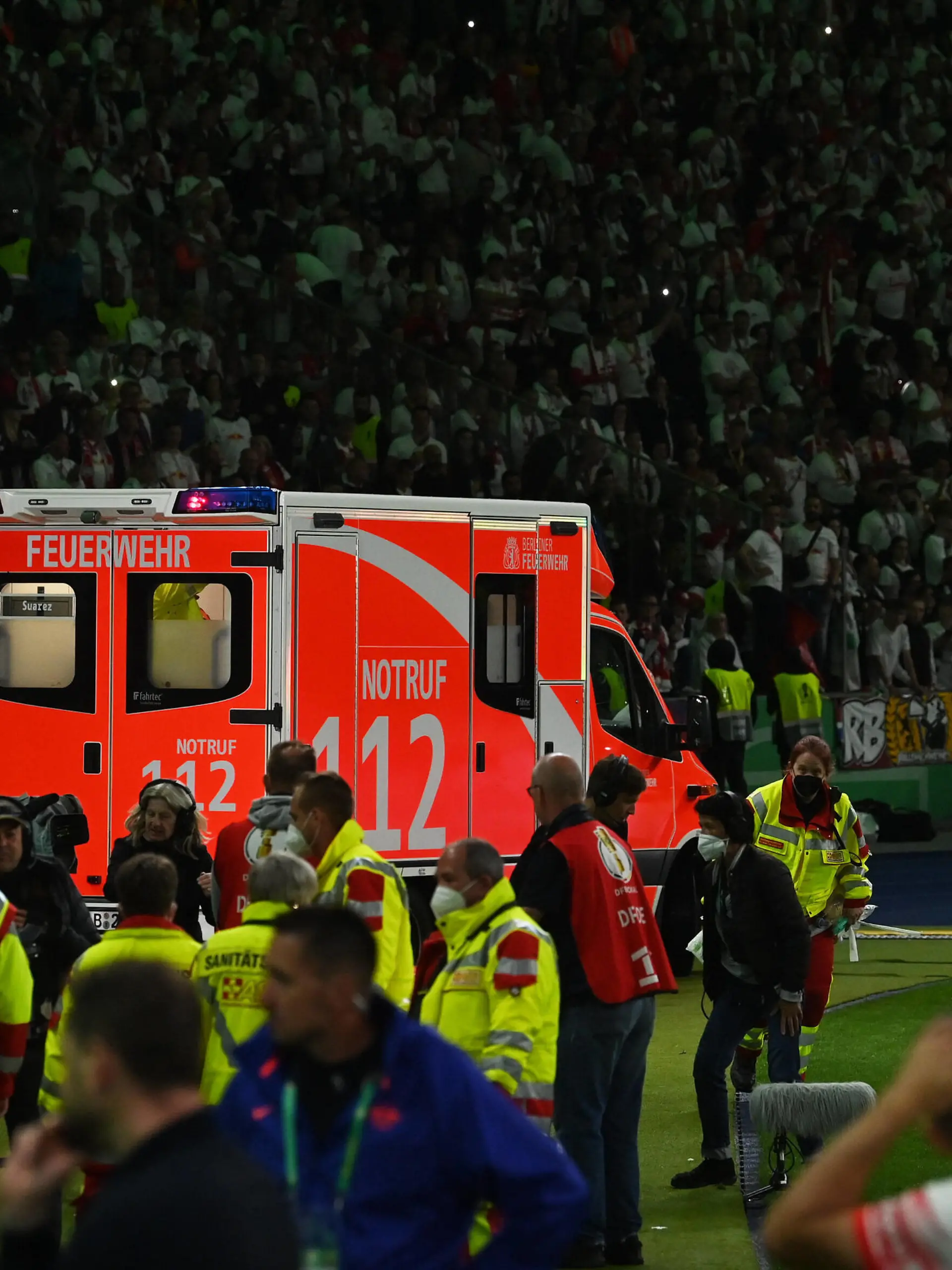  Fussball, Herren, Saison 2021/2022, 79. Finale um den DFB-Pokal in Berlin, SC Freiburg - RB Leipzig, Krankenwagen im Innenraum, 21.05. 2022, *** Football, men, 2021 2022 season, 79 DFB Pokal final in Berlin, SC Freiburg RB Leipzig, ambulance inside, 21 05 2022, Copyright: xMatthiasxKochx