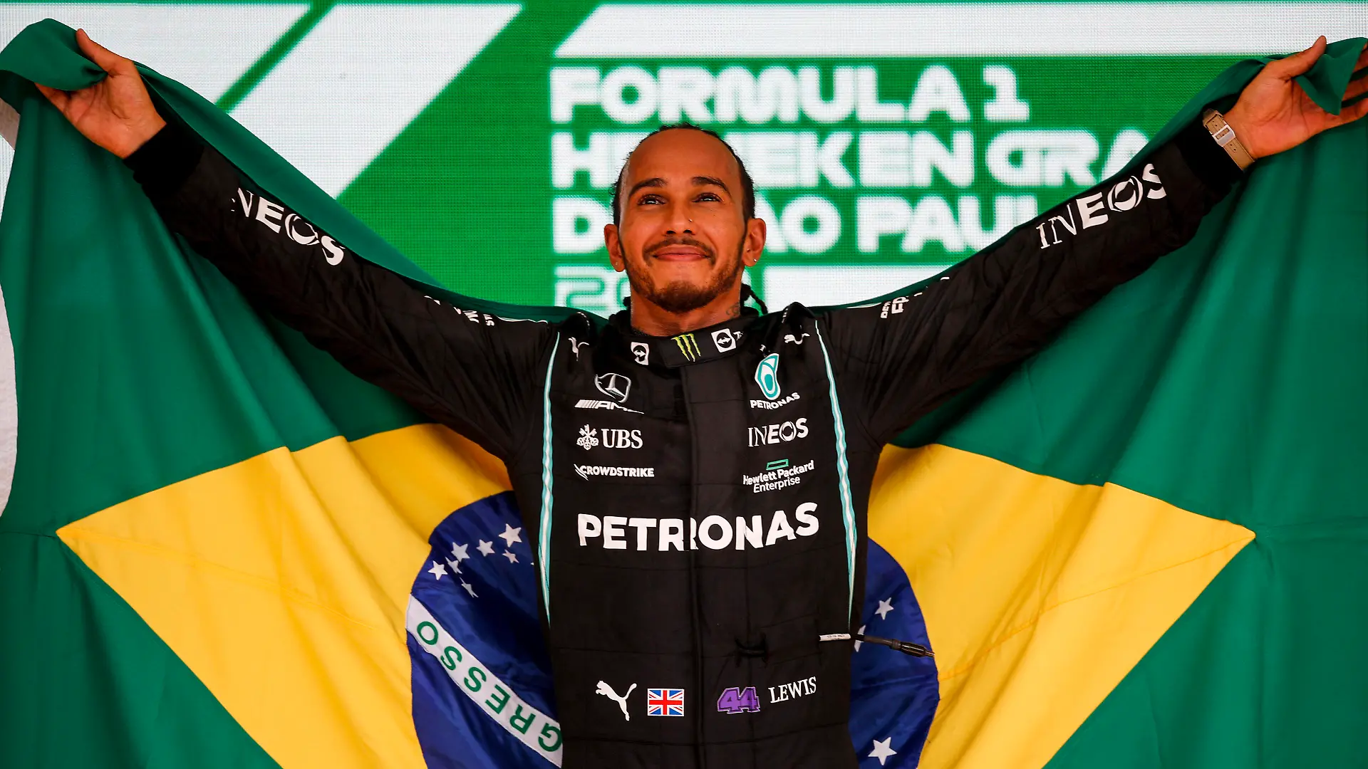 Formula 1 2021: Brazilian GP AUToDROMO JOS CARLOS PACE, BRAZIL - NOVEMBER 14: Sir Lewis Hamilton, Mercedes, 1st position, with a Brazilian flag on the podium during the Brazilian GP at Autodromo Jos Carlos Pace on Sunday November 14, 2021 in Sao Paulo, Brazil. Photo by Zak Mauger / LAT Images Images PUBLICATIONxINxGERxSUIxAUTxHUNxONLY GP2119_194929_56I6292