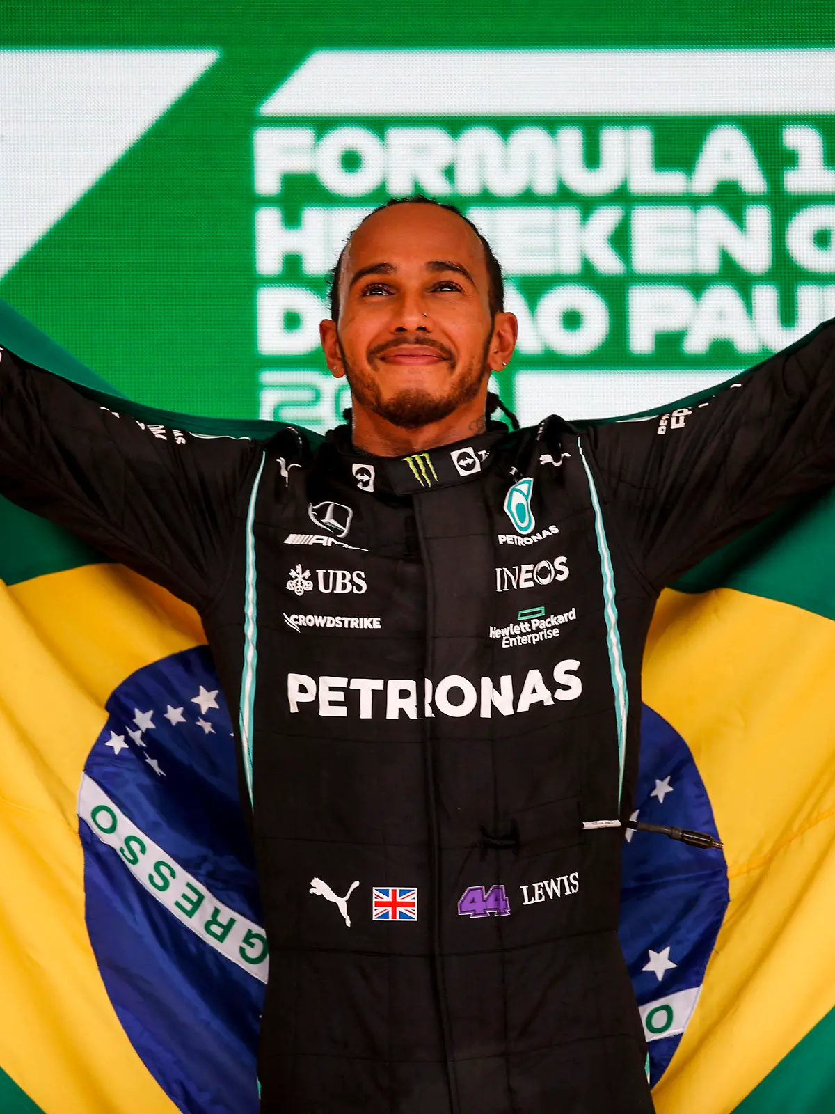  Formula 1 2021: Brazilian GP AUToDROMO JOS CARLOS PACE, BRAZIL - NOVEMBER 14: Sir Lewis Hamilton, Mercedes, 1st position, with a Brazilian flag on the podium during the Brazilian GP at Autodromo Jos Carlos Pace on Sunday November 14, 2021 in Sao Paulo, Brazil. Photo by Zak Mauger / LAT Images Images PUBLICATIONxINxGERxSUIxAUTxHUNxONLY GP2119_194929_56I6292