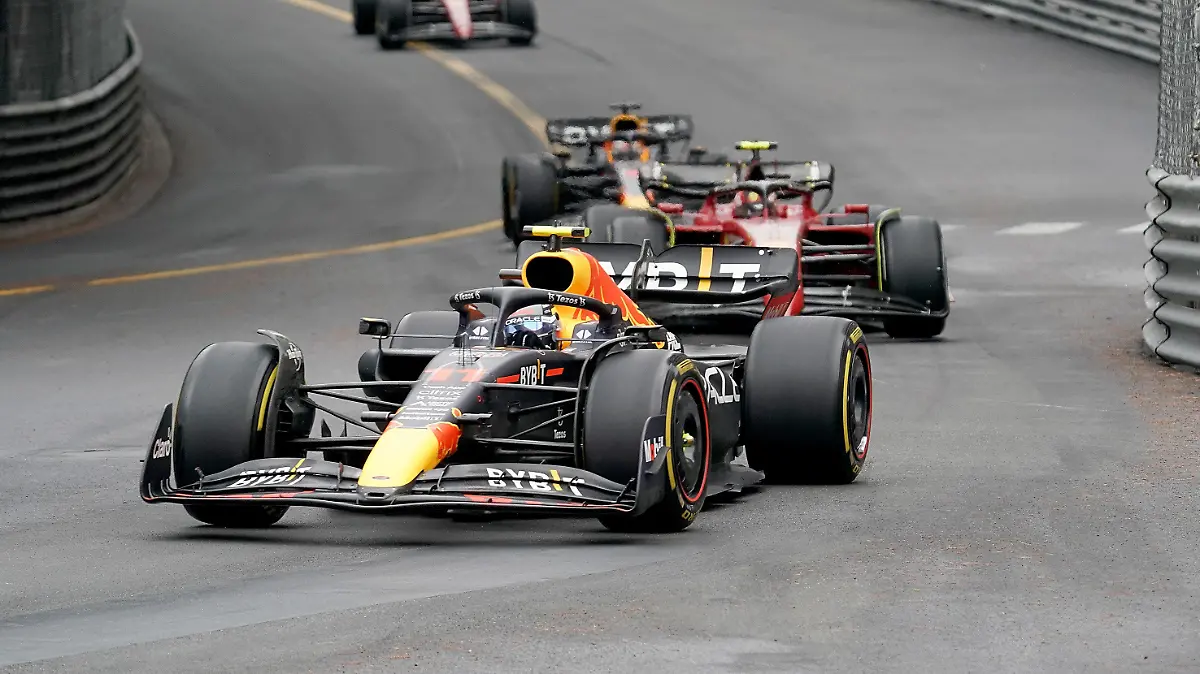 29.05.2022, Monaco, Monaco-Ville: Motorsport: Formel-1-Weltmeisterschaft, Grand Prix von Monaco: Sergio Perez aus Mexico vom Team Oracle Red Bull, Carlos Sainz aus Spanien vom Team Ferrari und Max Verstappen aus den Niederlanden vom Team Oracle Red Bull sind auf der Strecke unterwegs. Der italienische Formel-1-Rennstall Ferrari hat gegen Rennsieger Perez und dessen Red-Bull-Teamkollegen nach dem Großen Preis von Monaco Protest eingelegt. Es geht um angebliche Regelverstöße. Perez wie auch Verstappen sollen bei der Ausfahrt aus der Boxengasse mit ihren Wagen über die gelbe Linie gefahren sein. Foto: Hasan Bratic/dpa +++ dpa-Bildfunk +++
