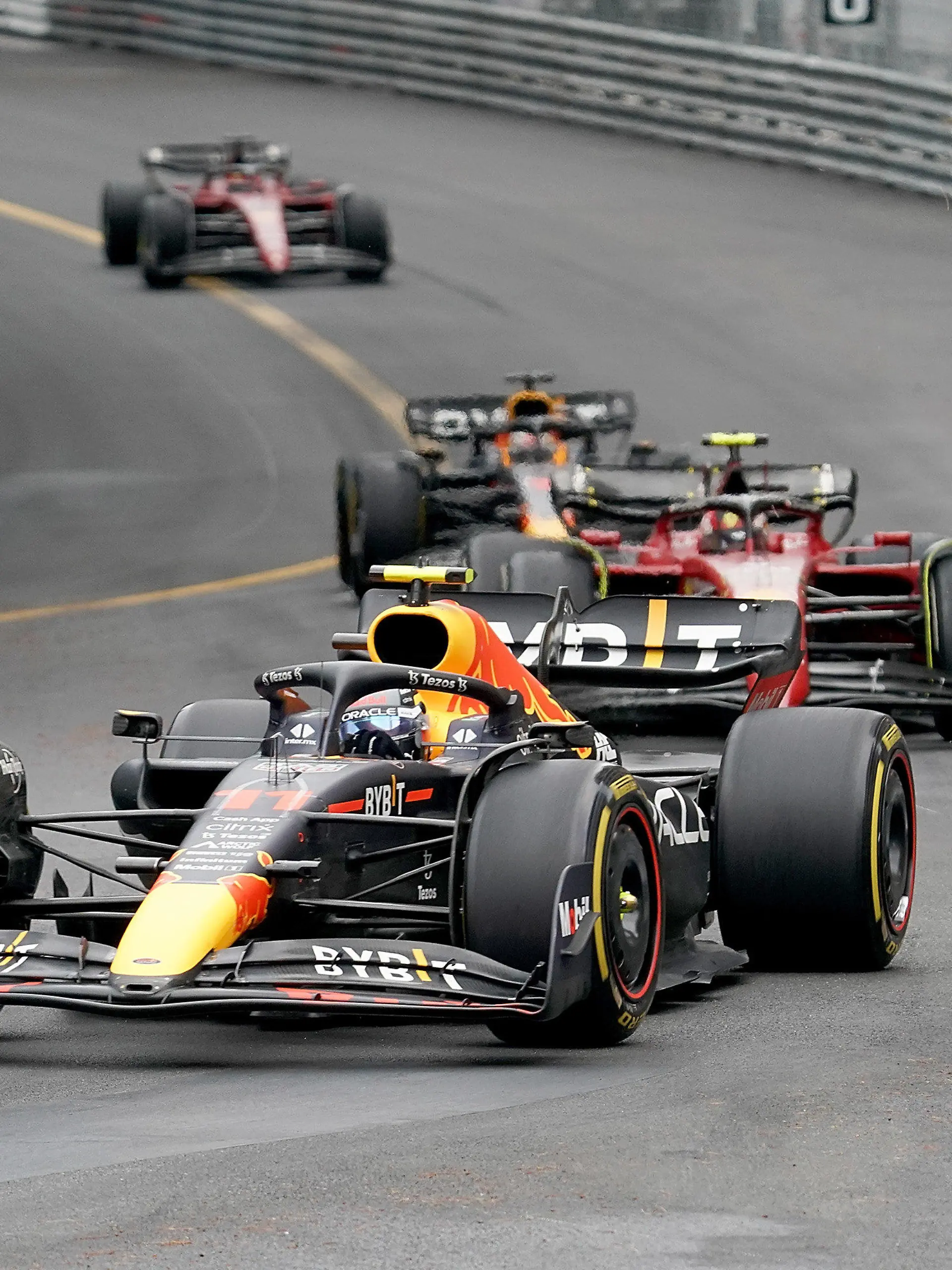 29.05.2022, Monaco, Monaco-Ville: Motorsport: Formel-1-Weltmeisterschaft, Grand Prix von Monaco: Sergio Perez aus Mexico vom Team Oracle Red Bull, Carlos Sainz aus Spanien vom Team Ferrari und Max Verstappen aus den Niederlanden vom Team Oracle Red Bull sind auf der Strecke unterwegs. Der italienische Formel-1-Rennstall Ferrari hat gegen Rennsieger Perez und dessen Red-Bull-Teamkollegen nach dem Großen Preis von Monaco Protest eingelegt. Es geht um angebliche Regelverstöße. Perez wie auch Verstappen sollen bei der Ausfahrt aus der Boxengasse mit ihren Wagen über die gelbe Linie gefahren sein. Foto: Hasan Bratic/dpa +++ dpa-Bildfunk +++