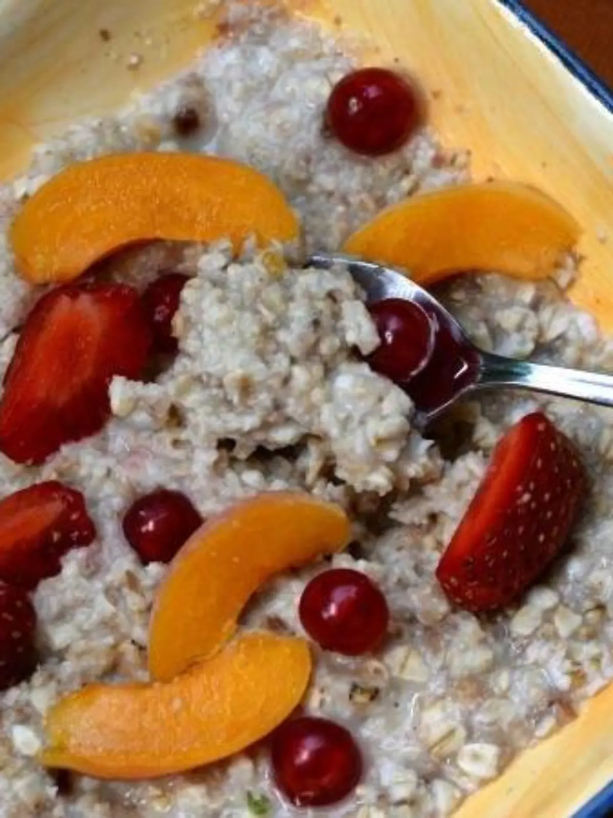 Haferbrei am Morgen: Wer genau wissen möchte, was in seinem Frühstück drin ist, bereitet seinen Brei selbst zu. Foto: Jens Kalaene