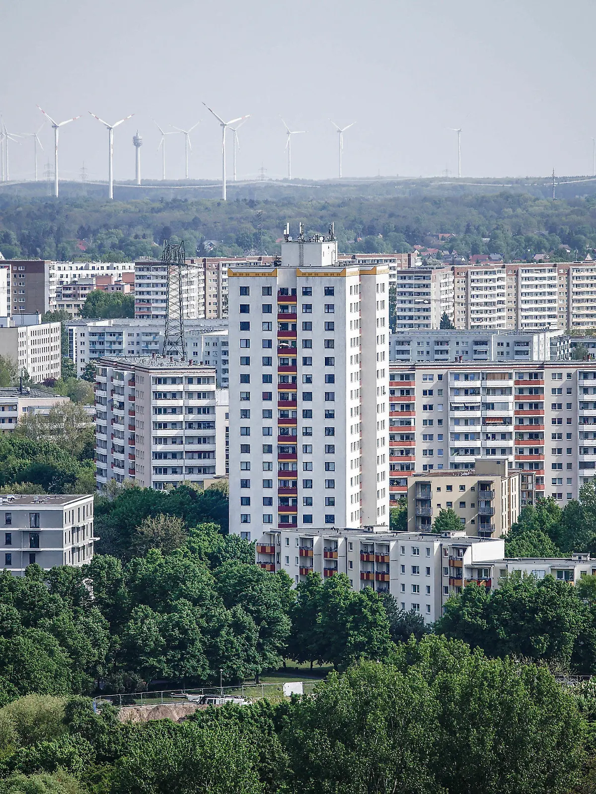 10.05.2022, Berlin: Blick vom Skywalk Marzahner Promenade über die Wohnhäuser im Stadtteil Marzahn. Foto: Carsten Koall/dpa +++ dpa-Bildfunk +++