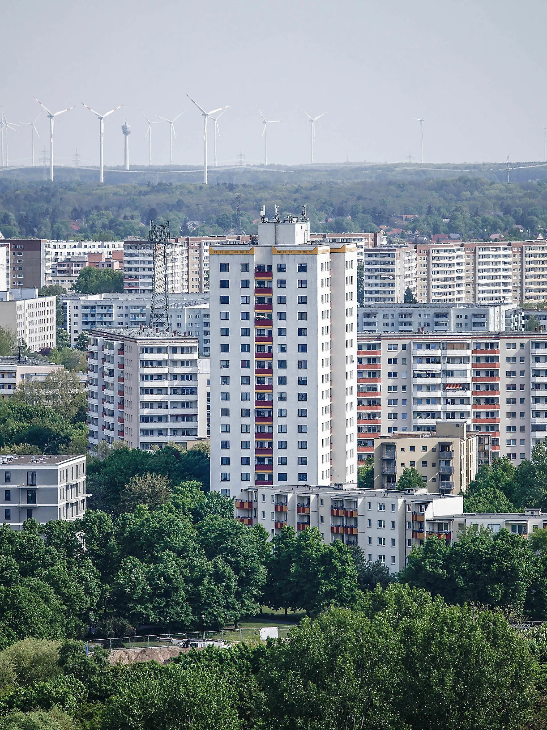 10.05.2022, Berlin: Blick vom Skywalk Marzahner Promenade über die Wohnhäuser im Stadtteil Marzahn. Foto: Carsten Koall/dpa +++ dpa-Bildfunk +++