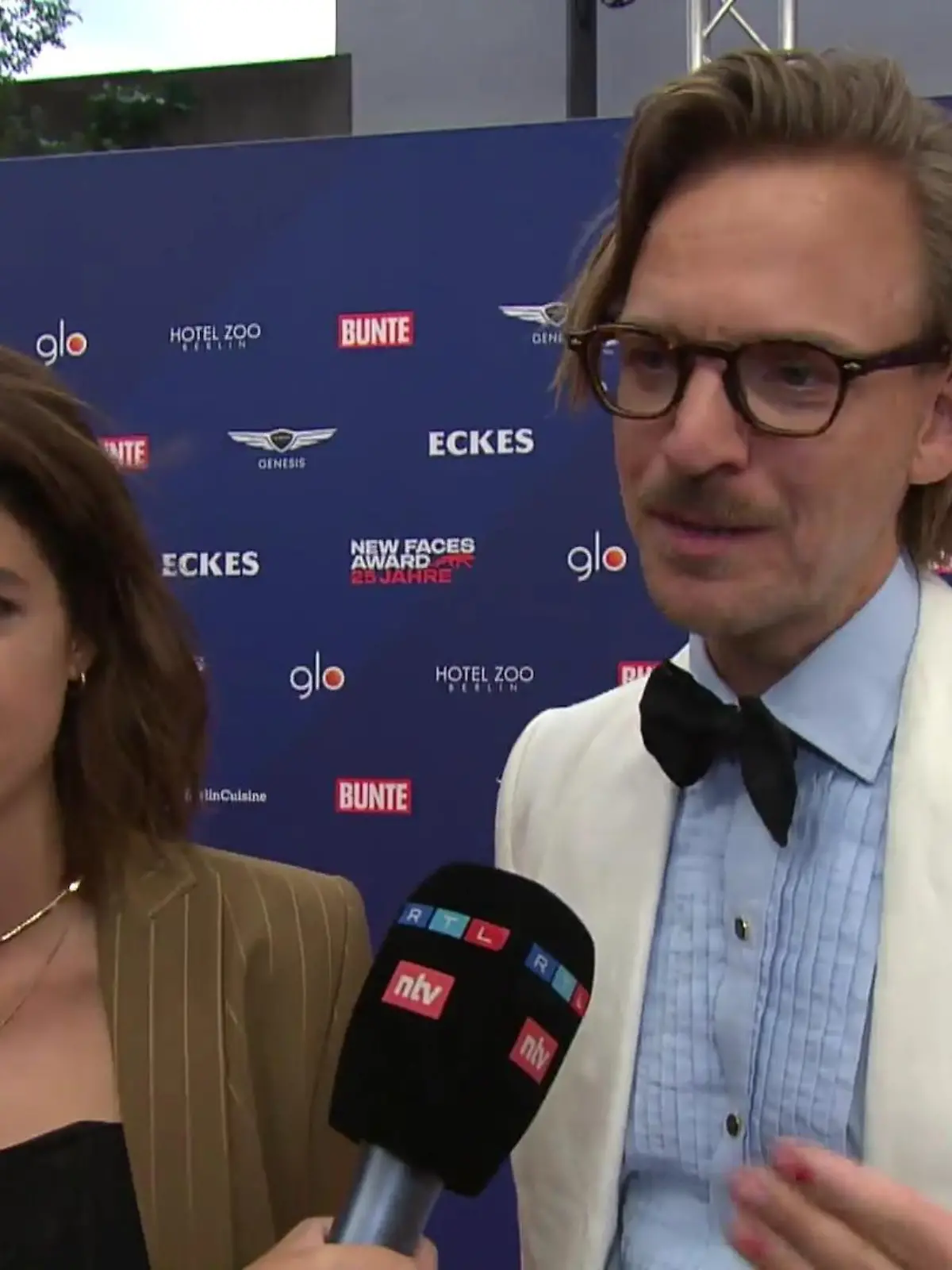Beim New Faces Award in Berlin waren Marie Nasemann und Ehegatte Sebastian Tigges im Interview mit uns mindestens genauso offen wie in ihrem gemeinsamen Podcast. Auch im Hinblick auf Eheprobleme nehmen die beiden kein Blatt vor den Mund.