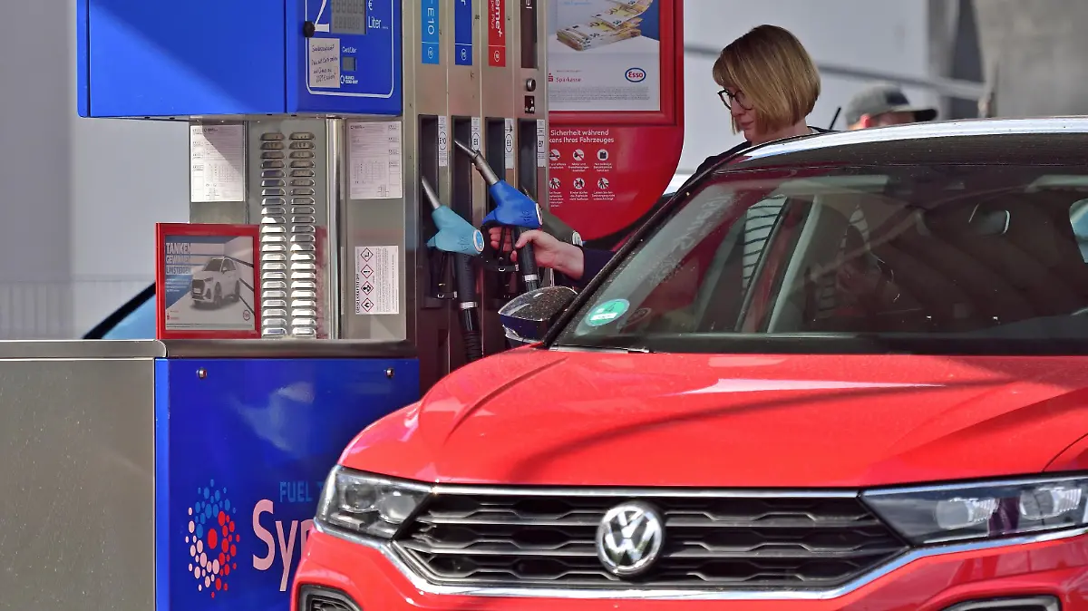Tankstelle in Schwetzingen. Der Krieg Russlands gegen die Ukraine macht sich bermerkbar. Die ohnehin hohen Beinzinpreise erreichten Höchststände. Die regierende Ampelkoalition steuert dem mit einem Tanklrabatt für 3 Monate ab dem 1.Juni 2022 entgegen. Verbraucher befürchten dagegen eine Gewinnmaximierung durch Ölkonzerne, das Kartellamt wird diese Entwicklung genau verfolgen.