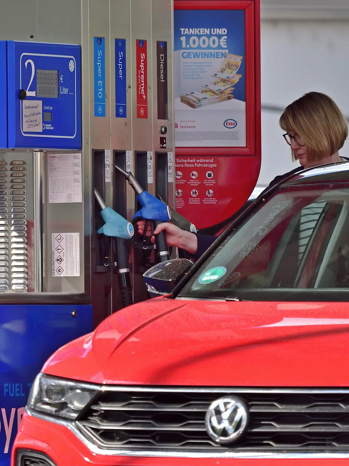 Tankstelle in Schwetzingen. Der Krieg Russlands gegen die Ukraine macht sich bermerkbar. Die ohnehin hohen Beinzinpreise erreichten Höchststände. Die regierende Ampelkoalition steuert dem mit einem Tanklrabatt für 3 Monate ab dem 1.Juni 2022 entgegen. Verbraucher befürchten dagegen eine Gewinnmaximierung durch Ölkonzerne, das Kartellamt wird diese Entwicklung genau verfolgen.