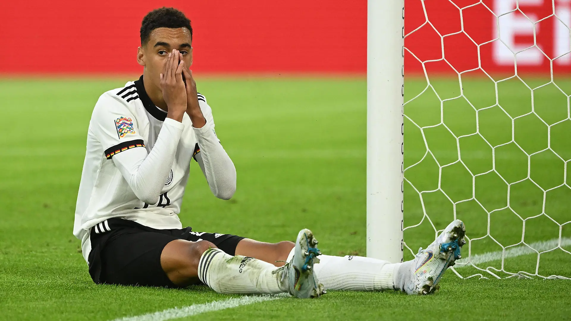  07.06.2022, xjhx, Fussball UEFA Nations League, Deutschland - England emspor, v.l. Jamal Musiala Deutsche Fussball Nationalmannschaft DFB enttaeuscht traurig frustriert dissapointed DFL/DFB REGULATIONS PROHIBIT ANY USE OF PHOTOGRAPHS as IMAGE SEQUENCES and/or QUASI-VIDEO München *** 07 06 2022, xjhx, football UEFA Nations League, Germany England emspor, v l Jamal Musiala German national football team DFB disappointed sad frustrated dissapointed DFL DFB REGULATES PROHIBIT ANY USE OF PHOTOGRAPHS as IMAGE SEQUENCES and or QUASI VIDEO Munich
