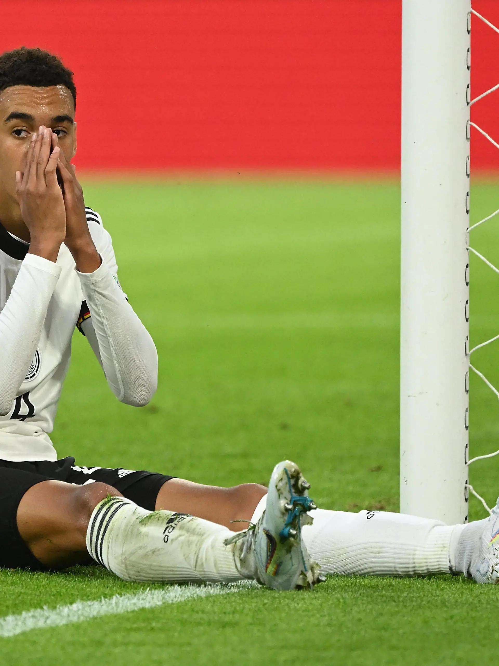  07.06.2022, xjhx, Fussball UEFA Nations League, Deutschland - England emspor, v.l. Jamal Musiala Deutsche Fussball Nationalmannschaft DFB enttaeuscht traurig frustriert dissapointed DFL/DFB REGULATIONS PROHIBIT ANY USE OF PHOTOGRAPHS as IMAGE SEQUENCES and/or QUASI-VIDEO München *** 07 06 2022, xjhx, football UEFA Nations League, Germany England emspor, v l Jamal Musiala German national football team DFB disappointed sad frustrated dissapointed DFL DFB REGULATES PROHIBIT ANY USE OF PHOTOGRAPHS as IMAGE SEQUENCES and or QUASI VIDEO Munich