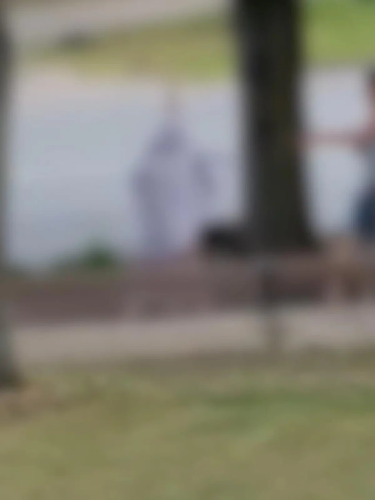Fuhrberg bei Burgwedel in der Region Hannover – ein kleines Dorf mit Einfamilienhäusern. Doch am Dienstagabend eskaliert hier mitten auf der Straße ein Streit. Sechs bis zehn junge Männer gehen aufeinander los und prügeln sich. Es fallen Schüsse.