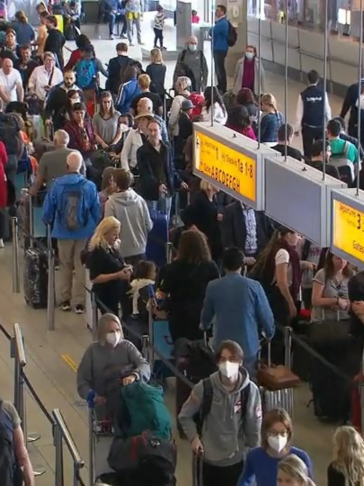 Lange Schlangen und chaotische Zustände für Reisende: Schon am Pfingstwochenende hat sich das Reisechaos am Flughafen wieder deutlich gezeigt. Allein in Düsseldorf sind laut Verdi 500 Mitarbeitende in der Fluggastkontrolle ausgefallen! Bleibt das jetzt den ganzen Sommer 2022 so? Reiseexperte Ralf Benkö klärt im RTL-Video auf, warum es ständig zu Reisechaos kommt.  (ubr/rbe/mjä)