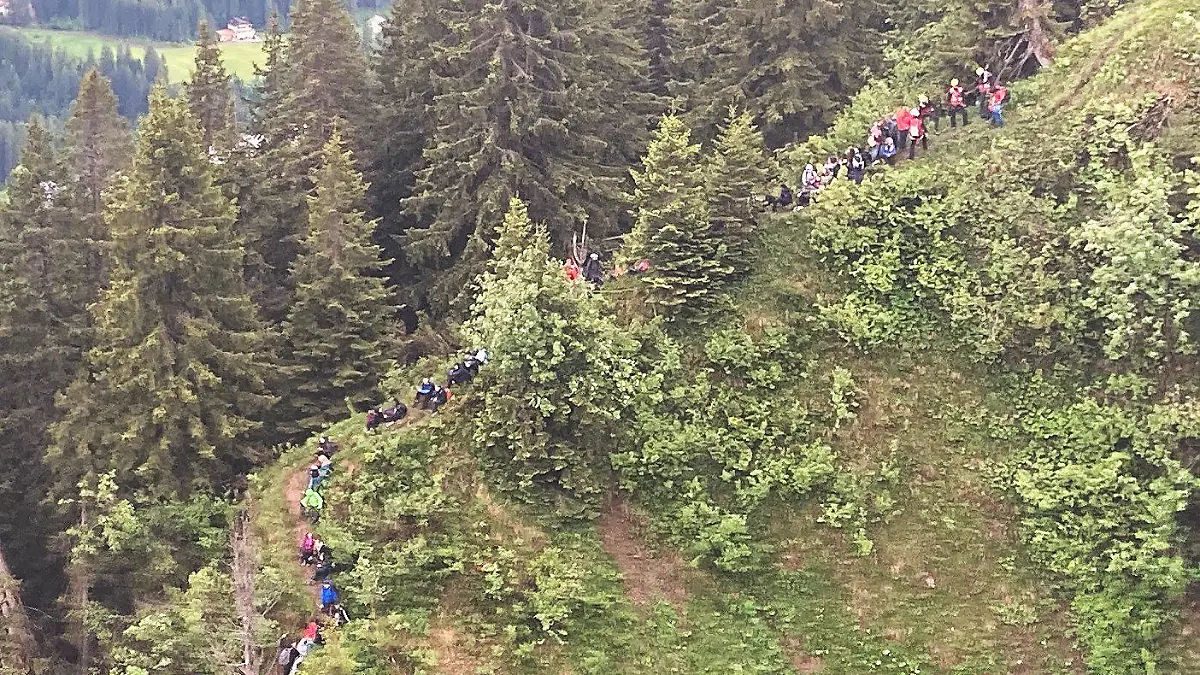 HANDOUT - 08.06.2022, Österreich, Mittelberg: Schüler und eine Lehrergruppe im österreichischen Kleinwalsertal. Mehr als 100 Schüler und Lehrer aus Deutschland sind im österreichischen Kleinwalsertal mit Hubschraubern aus Bergnot gerettet worden. Die 99 Jugendlichen im Alter von 12 bis 14 Jahren und 8 Lehrer aus dem Raum Ludwigshafen waren am Dienstag (07.06.2022) auf einer für ihre Ausrüstung und Fähigkeiten zu schwierigen Route unterwegs, wie die Polizei Vorarlberg mitteilte. Die Lehrer hätten die Route aufgrund von irreführenden Informationen aus dem Internet ausgesucht. Foto: --/Landespolizeidirektion Vorarlberg/APA/dpa - ACHTUNG: Nur zur redaktionellen Verwendung im Zusammenhang mit der aktuellen Berichterstattung und nur mit vollständiger Nennung des vorstehenden Credits +++ dpa-Bildfunk +++