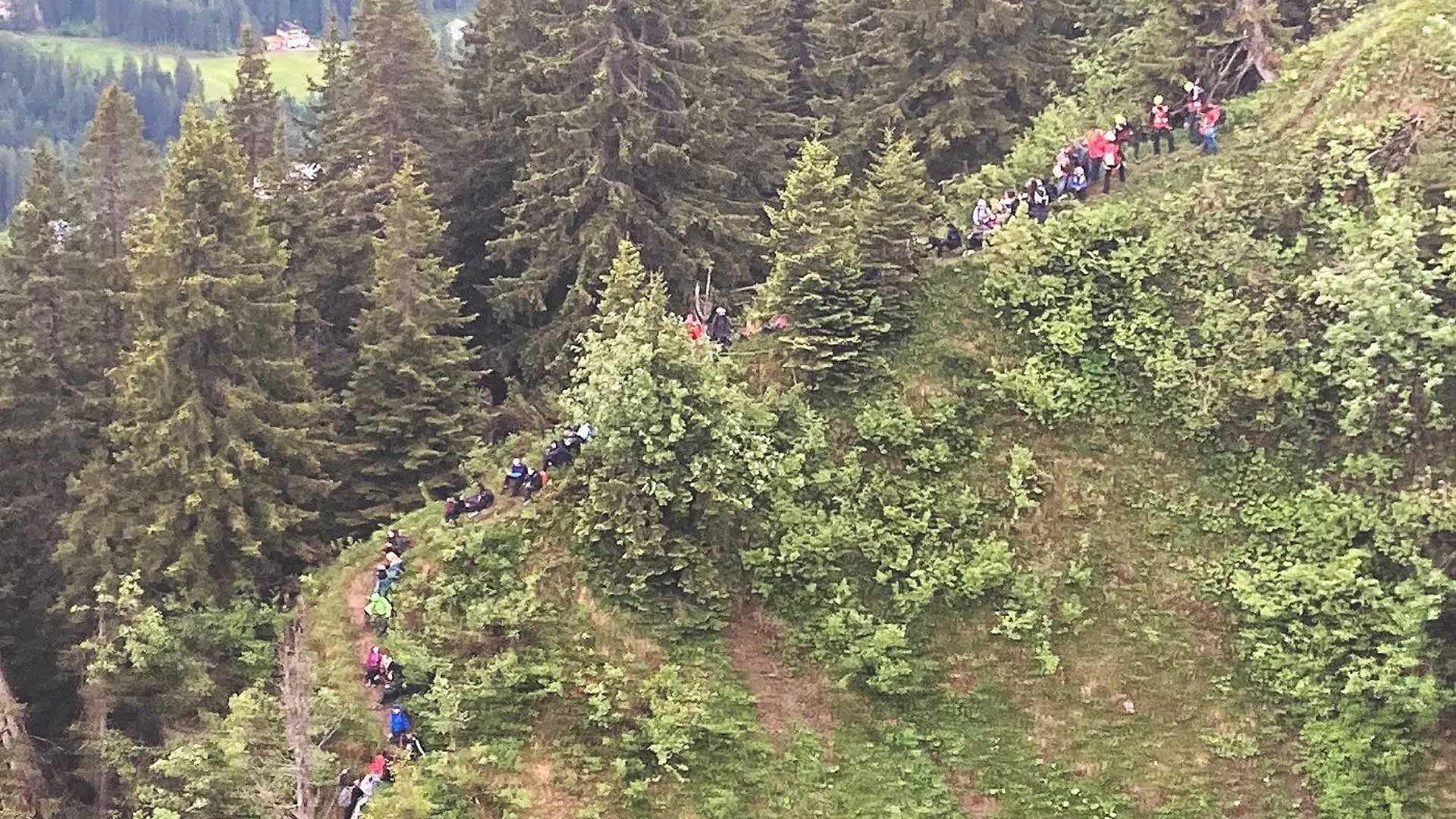 HANDOUT - 08.06.2022, Österreich, Mittelberg: Schüler und eine Lehrergruppe im österreichischen Kleinwalsertal. Mehr als 100 Schüler und Lehrer aus Deutschland sind im österreichischen Kleinwalsertal mit Hubschraubern aus Bergnot gerettet worden. Die 99 Jugendlichen im Alter von 12 bis 14 Jahren und 8 Lehrer aus dem Raum Ludwigshafen waren am Dienstag (07.06.2022) auf einer für ihre Ausrüstung und Fähigkeiten zu schwierigen Route unterwegs, wie die Polizei Vorarlberg mitteilte. Die Lehrer hätten die Route aufgrund von irreführenden Informationen aus dem Internet ausgesucht. Foto: --/Landespolizeidirektion Vorarlberg/APA/dpa - ACHTUNG: Nur zur redaktionellen Verwendung im Zusammenhang mit der aktuellen Berichterstattung und nur mit vollständiger Nennung des vorstehenden Credits +++ dpa-Bildfunk +++