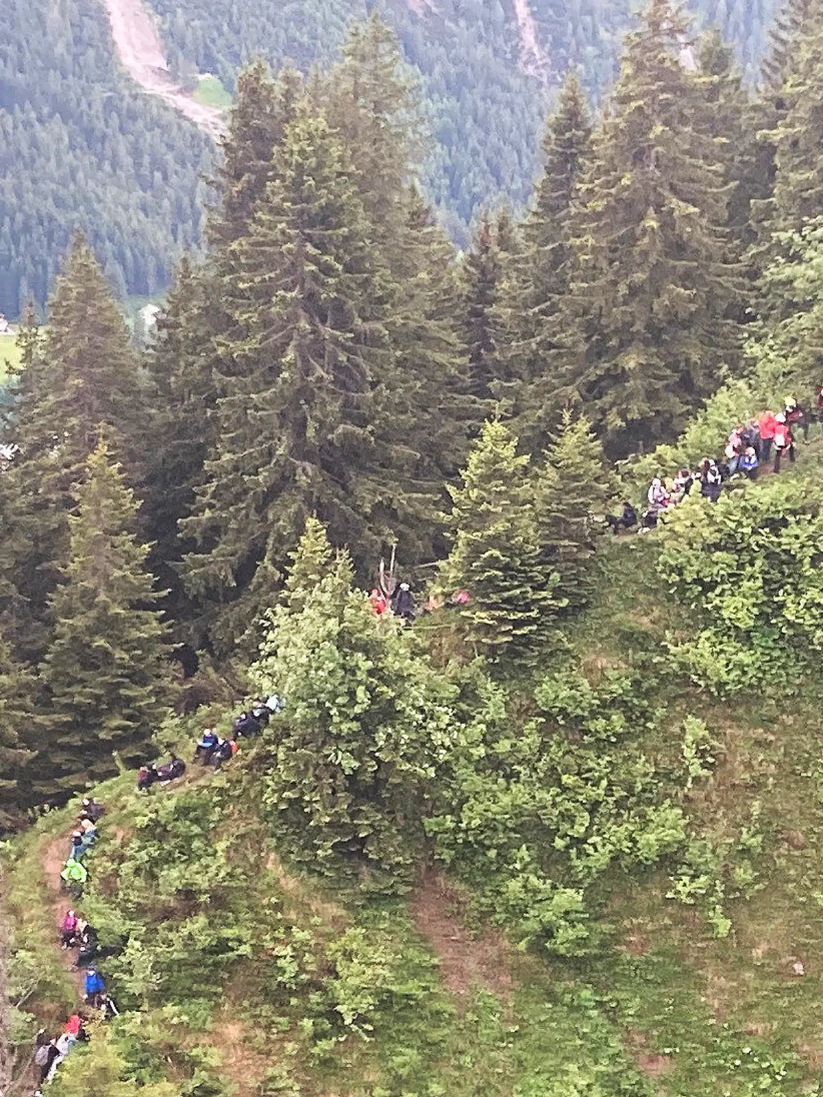 HANDOUT - 08.06.2022, Österreich, Mittelberg: Schüler und eine Lehrergruppe im österreichischen Kleinwalsertal. Mehr als 100 Schüler und Lehrer aus Deutschland sind im österreichischen Kleinwalsertal mit Hubschraubern aus Bergnot gerettet worden. Die 99 Jugendlichen im Alter von 12 bis 14 Jahren und 8 Lehrer aus dem Raum Ludwigshafen waren am Dienstag (07.06.2022) auf einer für ihre Ausrüstung und Fähigkeiten zu schwierigen Route unterwegs, wie die Polizei Vorarlberg mitteilte. Die Lehrer hätten die Route aufgrund von irreführenden Informationen aus dem Internet ausgesucht. Foto: --/Landespolizeidirektion Vorarlberg/APA/dpa - ACHTUNG: Nur zur redaktionellen Verwendung im Zusammenhang mit der aktuellen Berichterstattung und nur mit vollständiger Nennung des vorstehenden Credits +++ dpa-Bildfunk +++