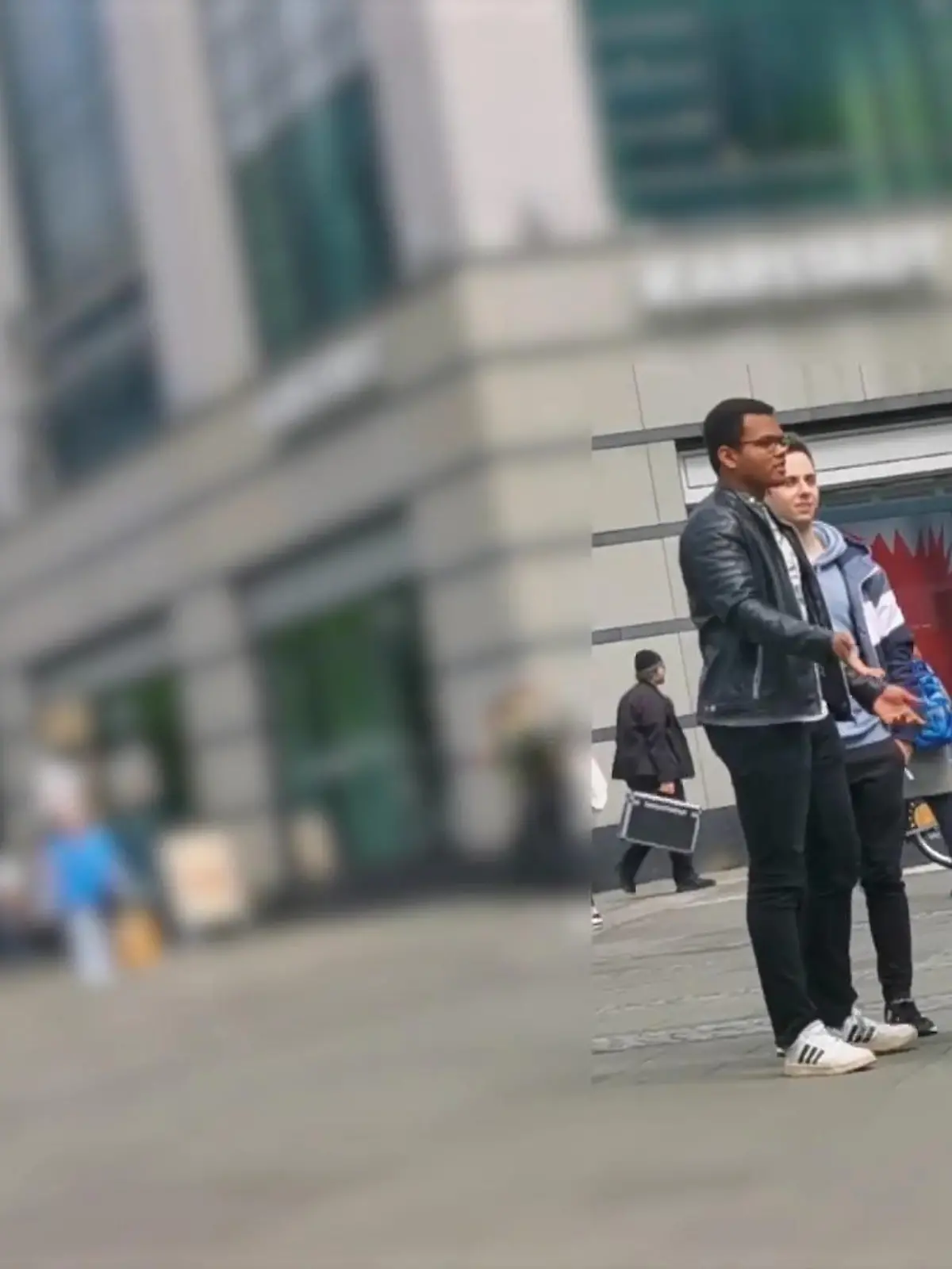 Ein Handgemenge auf offener Straße, ein sexueller Übergriff, Mobbing - immer öfter kommt es in der Öffentlichkeit zu Situationen, in denen sich jemand in Gefahr befindet. Doch zu Hilfe kommt ebenfalls immer öfter - niemand!