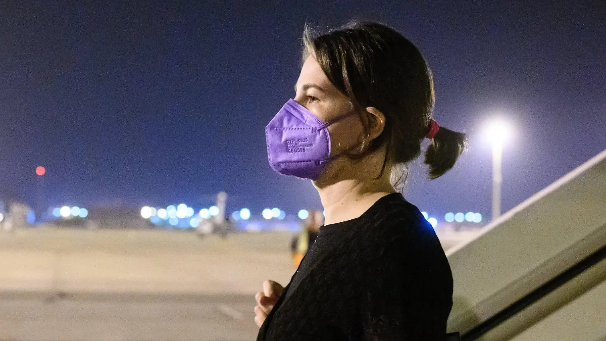 06.06.2022, Zypern, Larnaka: Annalena Baerbock (Bündnis 90/Die Grünen), Außenministerin, steigt auf dem Weg nach Islamabad (Pakistan) bei einer Zwischenlandung in Larnaka (Zypern) aus einem Flugzeug der Flugbereitschaft der Bundeswehr. Sie hat nach einem positiven Corona-Schnelltest kurz nach Beginn ihres Besuches in Pakistan alle weiteren Termine abgesagt. Foto: Bernd von Jutrczenka/dpa +++ dpa-Bildfunk +++