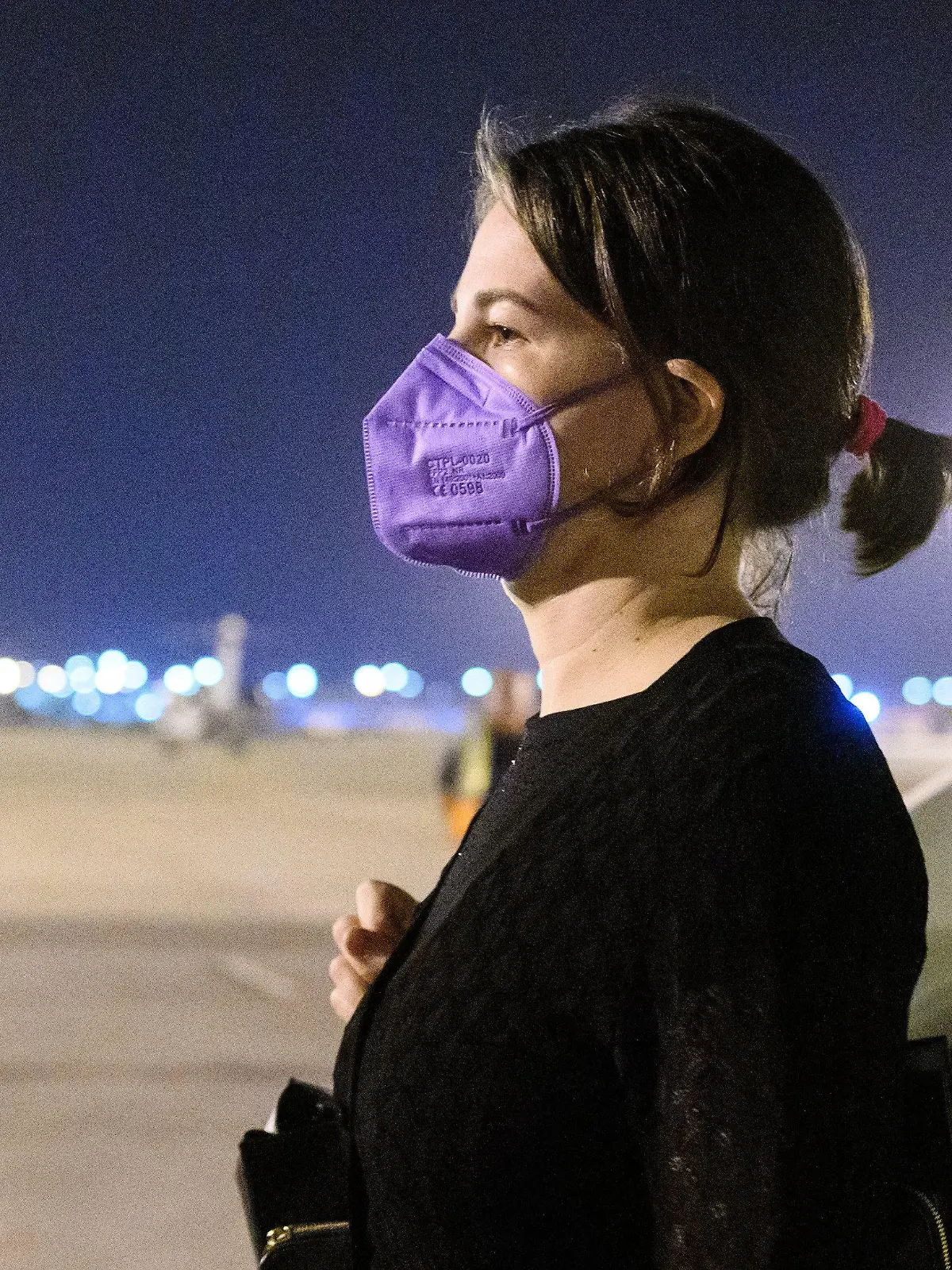 06.06.2022, Zypern, Larnaka: Annalena Baerbock (Bündnis 90/Die Grünen), Außenministerin, steigt auf dem Weg nach Islamabad (Pakistan) bei einer Zwischenlandung in Larnaka (Zypern) aus einem Flugzeug der Flugbereitschaft der Bundeswehr. Sie hat nach einem positiven Corona-Schnelltest kurz nach Beginn ihres Besuches in Pakistan alle weiteren Termine abgesagt. Foto: Bernd von Jutrczenka/dpa +++ dpa-Bildfunk +++
