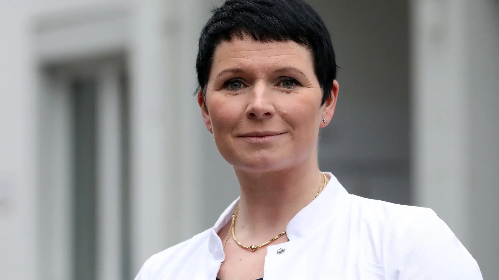 ARCHIV - 27.01.2021, Mecklenburg-Vorpommern, Heiligendamm: Jördis Frommhold, Chefärztin, steht vor der Median-Klinik. (zu dpa "Genesen, aber nicht gesund · Long Covid weiter im Fokus") Foto: Bernd Wüstneck/dpa-Zentralbild/dpa +++ dpa-Bildfunk +++