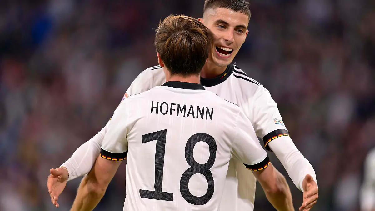 07.06.2022, Fussball Länderspiel UEFA-Nations-League 2022/23, Deutschland - England, in der Allianz-Arena München. v.l. Jonas Hofmann Deutschland und Kai Havertz Deutschland jubeln. *** 07 06 2022, football international match UEFA Nations League 2022 23, Germany England, at Allianz Arena Munich v l Jonas Hofmann Germany and Kai Havertz Germany cheer