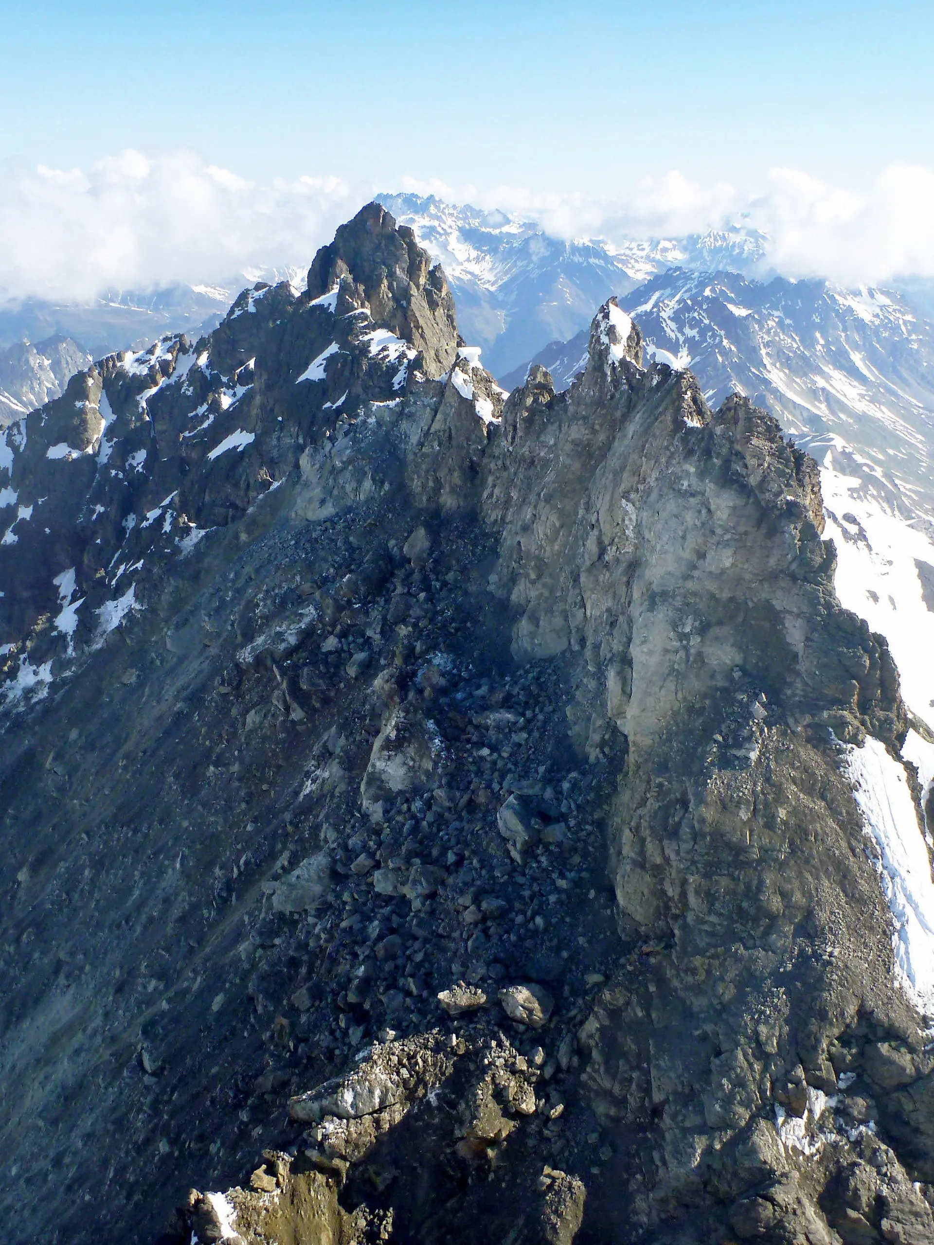 HANDOUT - 12.06.2023, Österreich, Galtür: Dieses vom Land Tirol zur Verfügung gestellte Handout zeigt einen Blick auf einen Bereich des Fluchthorns, nachdem sich Gesteinsmassen gelöst und bergab gerutscht sind. Bei dem massiven Bergsturz im Bundesland Tirol ist ein Alpengipfel samt Gipfelkreuz verschwunden.  Nach einem Erkundungsflug schätzte Tirols Chef-Geologe Figl, dass am Vortag mindestens 100 000 Kubikmeter Gestein vom Südgipfel des Fluchthorn-Massivs bei Galtür gestürzt waren. Foto: ---/Land Tirol/dpa - ACHTUNG: Nur zur redaktionellen Verwendung im Zusammenhang mit der aktuellen Berichterstattung und nur mit vollständiger Nennung des vorstehenden Credits +++ dpa-Bildfunk +++