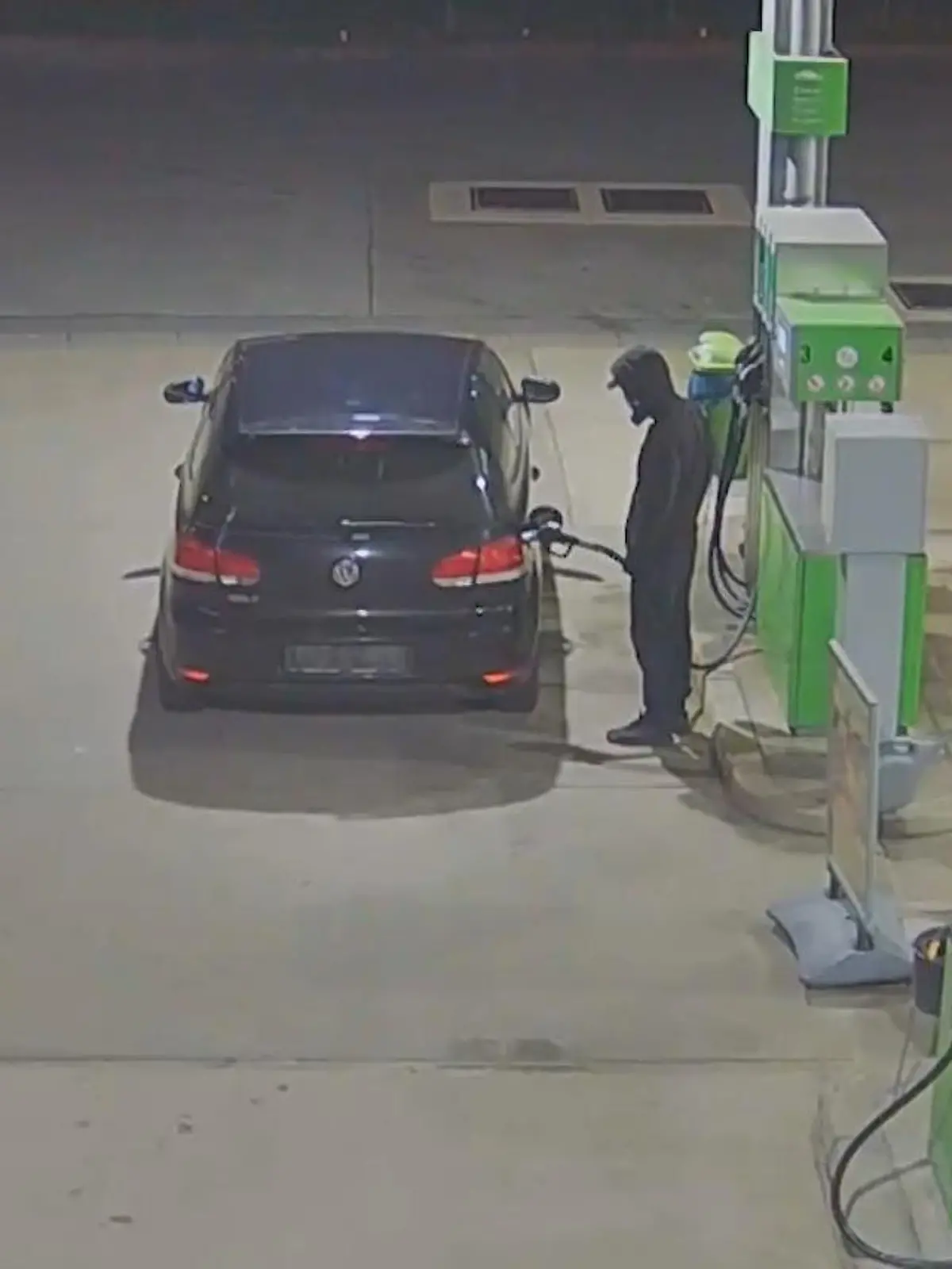 Etwas günstiger tanken geht ja momentan tatsächlich an vielen Tankstellen – aber umsonst?! Ein Autofahrer im Landkreis Marburg-Biedenkopf hat jetzt sogar dreimal an der gleichen Tankstelle seinen Wagen befüllt – ohne zu zahlen! Wie der dreiste Zapfsäulen-Zechpreller gestoppt wurde und was bei Tankbetrug droht, gibt’s im Video!