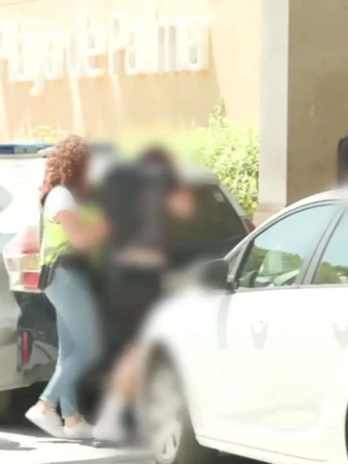 In der Nacht zu Donnerstag soll eine 18-jährige Deutsche zuerst einvernehmlichen Sex mit einem deutschen Touristen gehabt haben. Dann sollen fünf andere Männer ins Hotelzimmer gekommen sein, die Frau festgehalten und missbraucht haben. 
Am Freitag führen Polizisten offenbar zwei Verdächtige zurück in das Hotel, wo vermutlich der Tathergang nachgestellt werden soll. Zuvor hatten bereits Beamte zur Spurensicherung das Gebäude betreten.