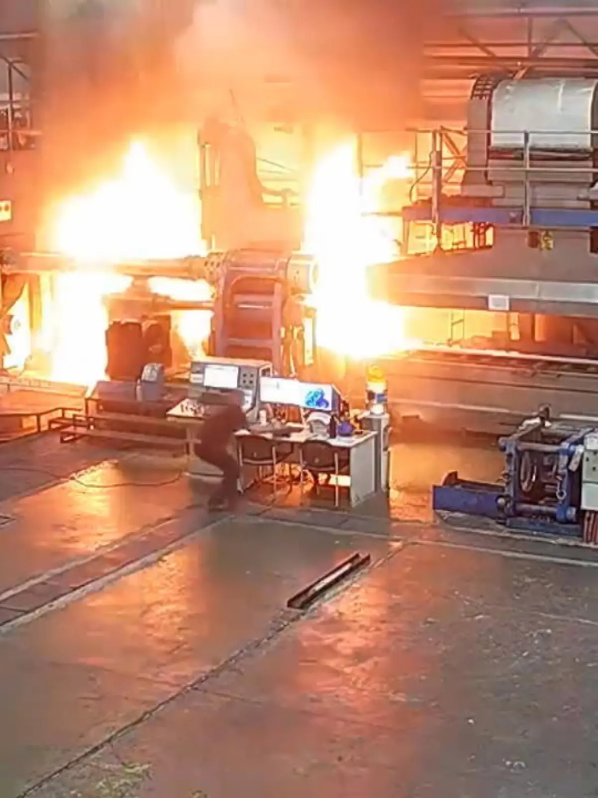 Eigentlich scheint in der Aluminium-Fabrik in der spanischen Stadt Dos Hermanas alles in Ordnung zu sein, doch plötzlich kommt es zu einer Explosion und Sekunden später steht die ganze Halle in Flammen. Die beiden Mitarbeiter rennen um ihr Leben.