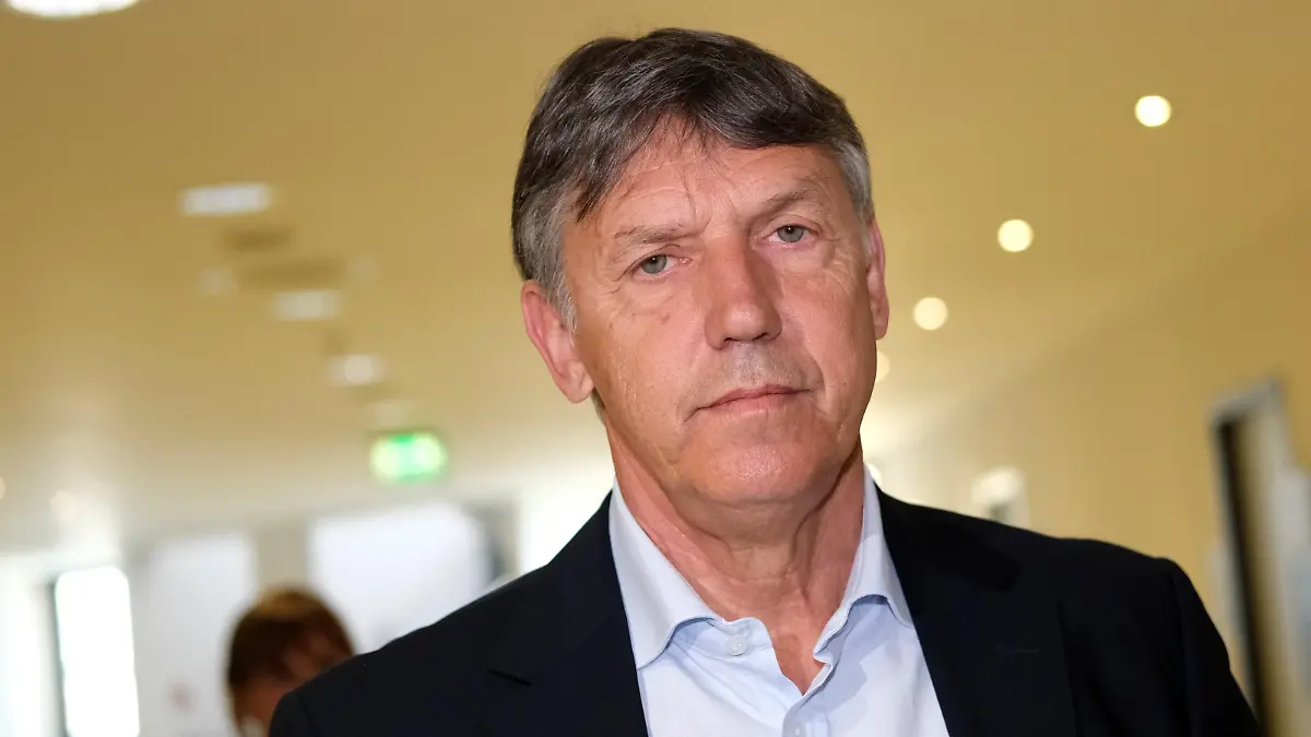 Lutz Buschkow, ehemaliger Wassersprung-Bundestrainer, steht im Arbeitsgericht. Er klagt gegen seine Entlassung.