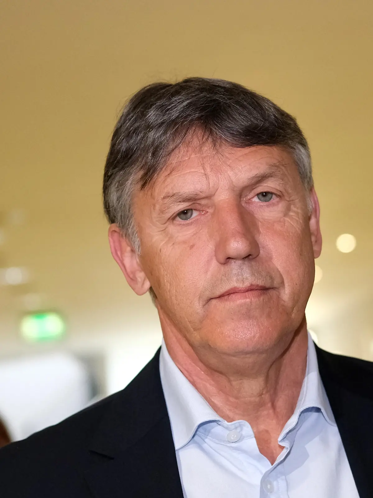 Lutz Buschkow, ehemaliger Wassersprung-Bundestrainer, steht im Arbeitsgericht. Er klagt gegen seine Entlassung.