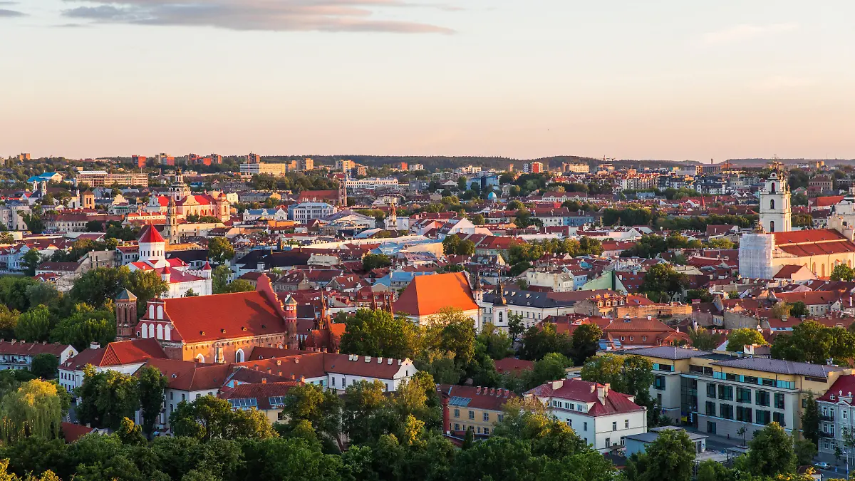 Aussicht auf die Dächer der Stadt Vilnius bei Sonnenuntergang.