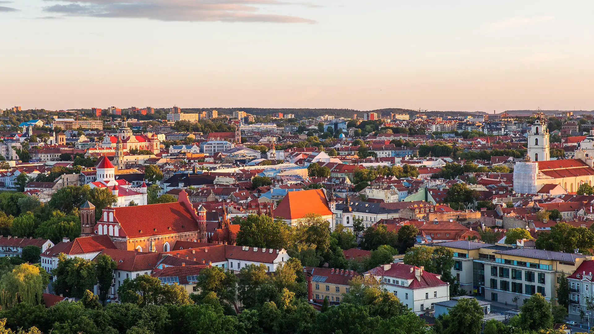 Aussicht auf die Dächer der Stadt Vilnius bei Sonnenuntergang.