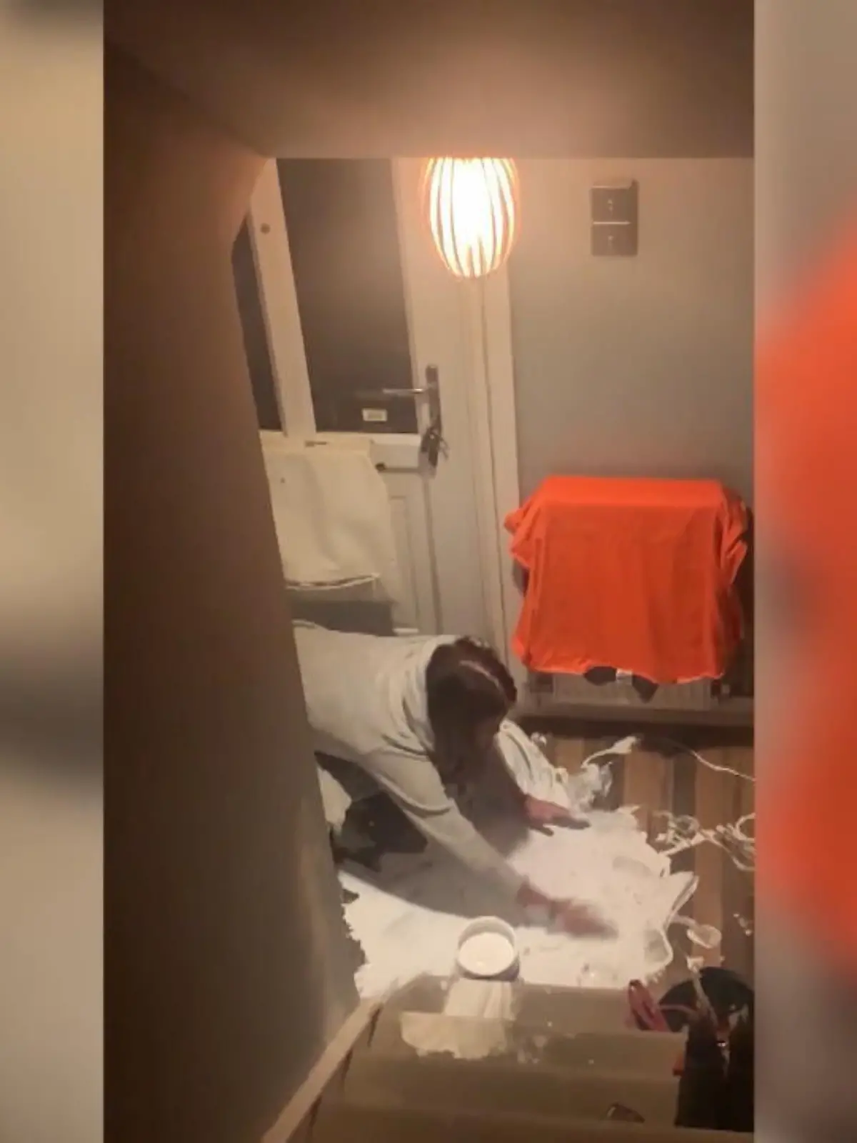 Hier landet die Farbe nicht wie gedacht an der Wand und auch ein Pinsel kommt nicht zum Einsatz. Womit eine Frau aus Plymouth, Großbritanniej jetzt viral geht, verraten wir Ihnen im Video.