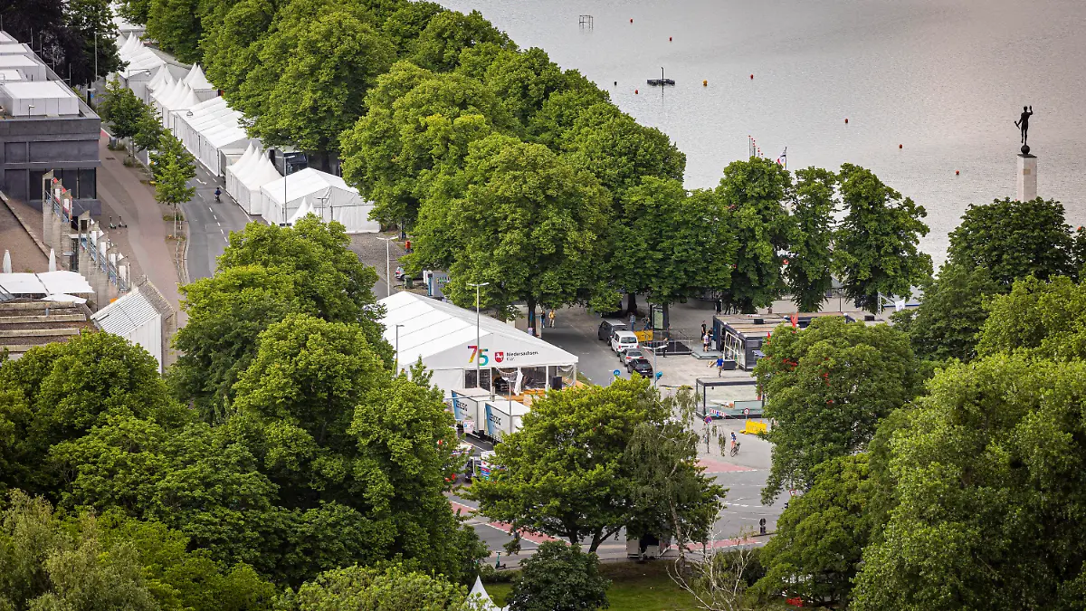 08.06.2022, Niedersachsen, Hannover: Zelte stehen am Maschsee-Nordufer. Mit kostenlosen Konzerten, Mitmach-Angeboten und Informationsständen wird an diesem Wochenende (10. bis 12.06.2022) der «Tag der Niedersachsen» in Hannover gefeiert. Foto: Moritz Frankenberg/dpa +++ dpa-Bildfunk +++
