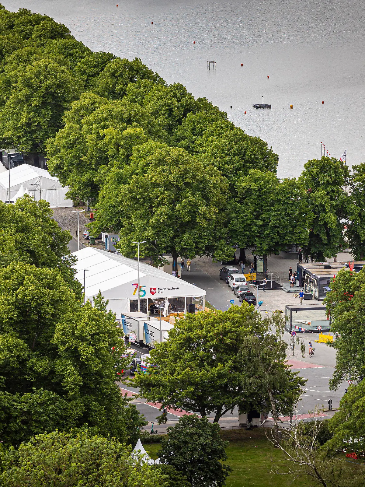 08.06.2022, Niedersachsen, Hannover: Zelte stehen am Maschsee-Nordufer. Mit kostenlosen Konzerten, Mitmach-Angeboten und Informationsständen wird an diesem Wochenende (10. bis 12.06.2022) der «Tag der Niedersachsen» in Hannover gefeiert. Foto: Moritz Frankenberg/dpa +++ dpa-Bildfunk +++