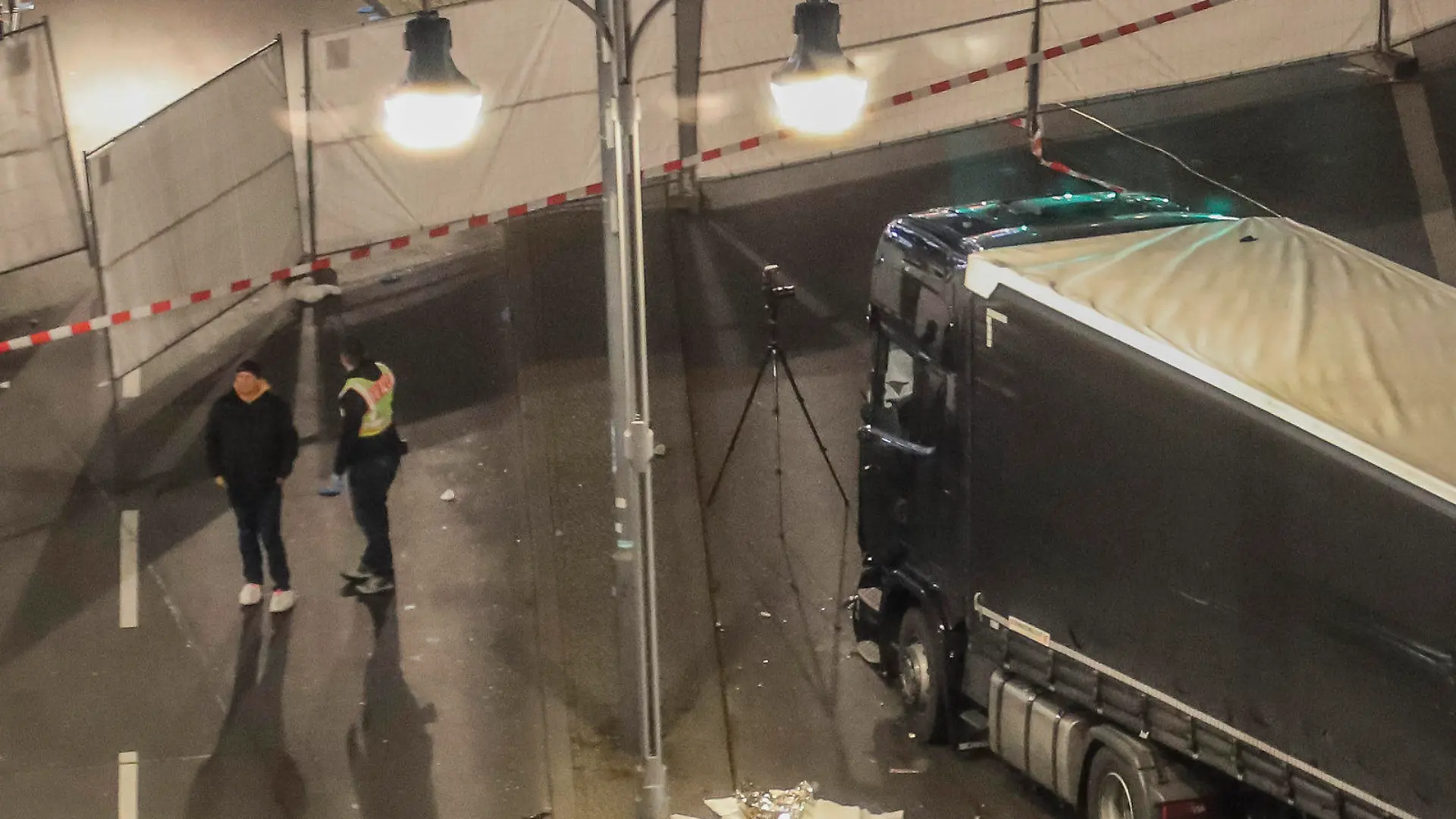 ARCHIV - Das Tatfahrzeug, ein polnischer Lastwagen, steht am 20.12.2016 am Weihnachtsmarkt am Breitscheidplatz in Berlin. Auf einer Sondersitzung debattiert der Schweriner Landtag am 10.01.2017 über die Sicherheitslage und Terrorgefahr. Beantragt wurde die Dringlichkeitssitzung zum Thema «Aussprache zur Sicherheitslage in Mecklenburg-Vorpommern nach den Anschlägen in anderen Bundesländern im Jahr 2016, zuletzt am 19. Dezember 2016 in Berlin» von der AfD. Foto: Michael Kappeler/dpa +++(c) dpa - Bildfunk+++