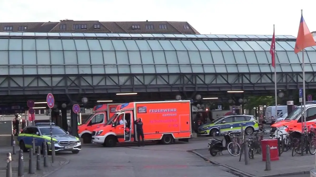 Eine S-Bahn überfährt einen Rollstuhlfahrer am Hamburger Hauptbahnhof. Er wird anschließend mit dem Rettungswagen ins Krankenhaus gebracht.
