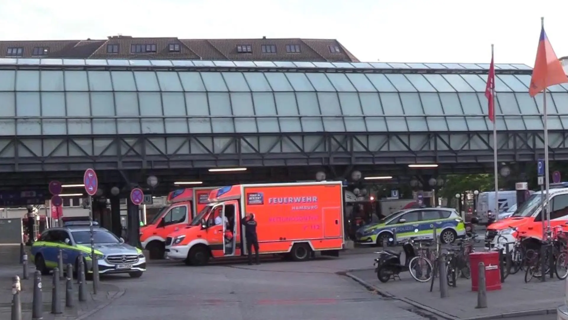 Eine S-Bahn überfährt einen Rollstuhlfahrer am Hamburger Hauptbahnhof. Er wird anschließend mit dem Rettungswagen ins Krankenhaus gebracht.