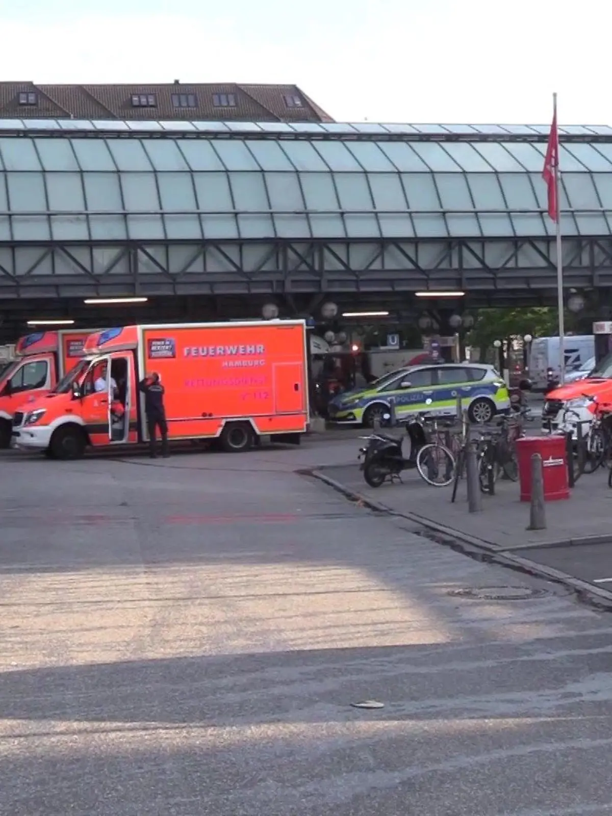 Eine S-Bahn überfährt einen Rollstuhlfahrer am Hamburger Hauptbahnhof. Er wird anschließend mit dem Rettungswagen ins Krankenhaus gebracht.