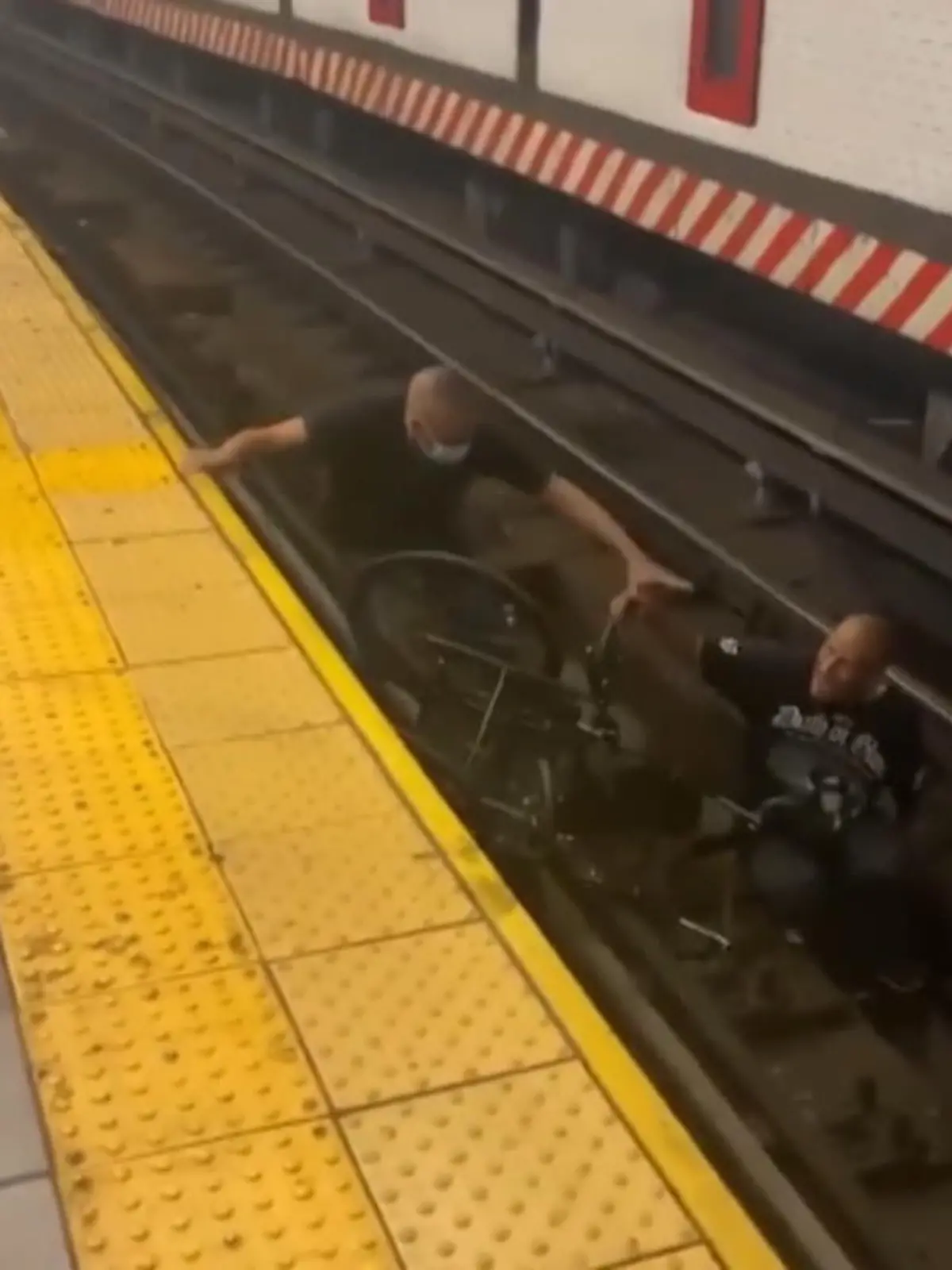 Bild zu: "Rollstuhlfahrer liegt im Gleisbett einer U-Bahn-Station"