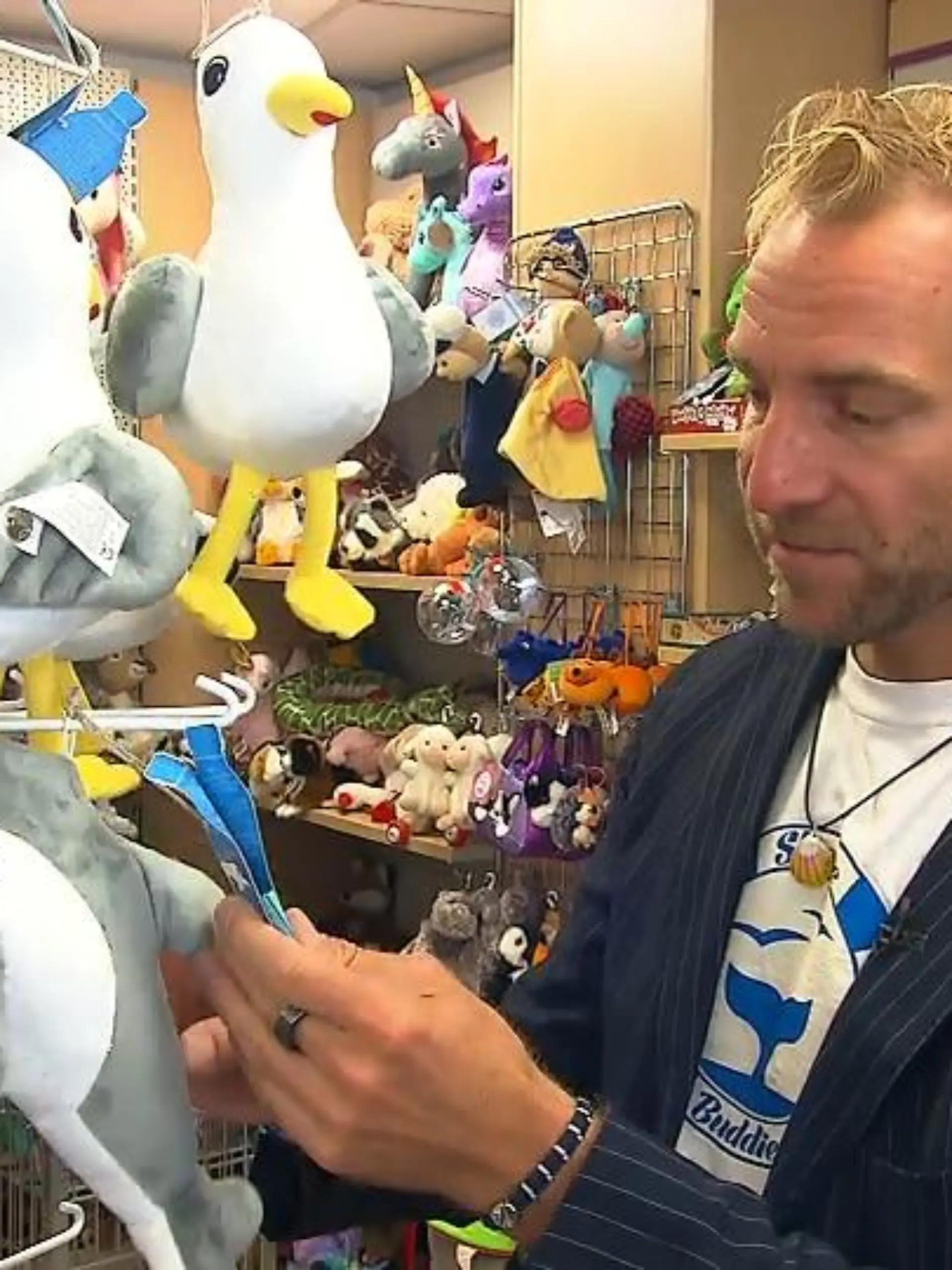 Der gebürtige Nordhesse Malte Niebelschuetz hat eine Mission: Die Ozeane von Plastik befreien. Und das mit nicht weniger als süßen Kuscheltieren, den sogenannten „Shore Buddies“. Dabei handelt es sich um aus Altplastik produzierte Stofftiere, die er zuvor online in Amerika und nun endlich in einem Laden in Nordhessen erhältlich sind. Noch immer gelangen laut Experten Tonnen von Plastikmüll in die Weltmeere und zerstören dadurch ganze Ökosysteme mit fatalen Folgen. Tiere verenden qualvoll. Kleines, fast unsichtbares Mikroplastik findet seinen Weg sogar bis auf unsere Teller.