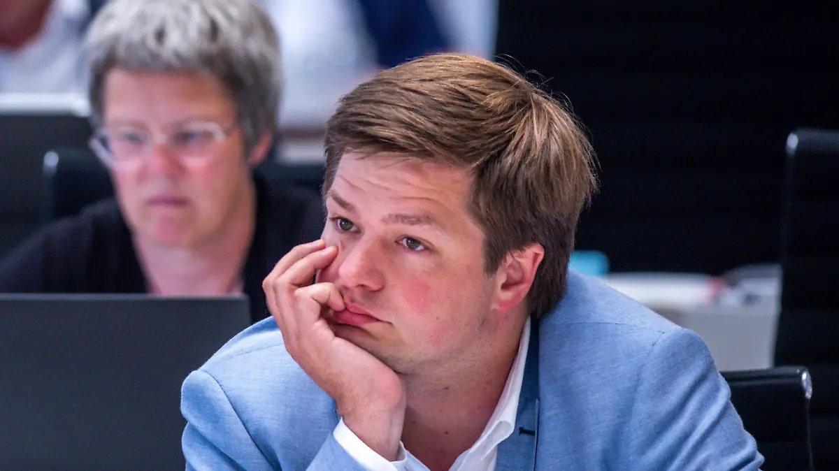 11.07.2023, Mecklenburg-Vorpommern, Schwerin: Philipp da Cunha, Parlamentarischer Geschäftsführer der SPD-Fraktion im Landtag von Mecklenburg-Vorpommern, sitzt bei der Landtagssitzung Mecklenburg-Vorpommern im Plenarsaal. (zu dpa Interview mit SPD-Landespolitiker sorgt für Diskussionen im Netz) Foto: Jens Büttner/dpa +++ dpa-Bildfunk +++