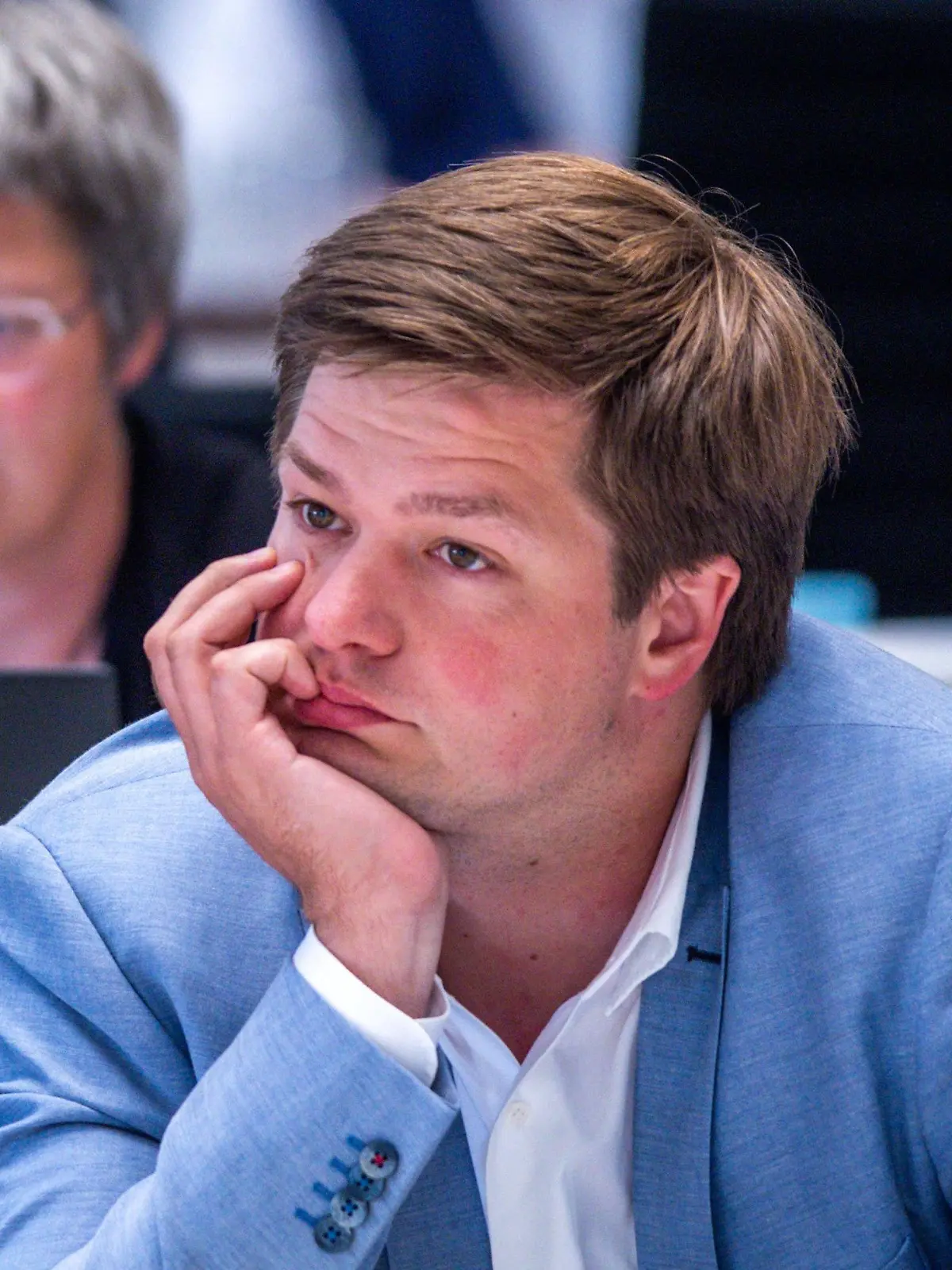 11.07.2023, Mecklenburg-Vorpommern, Schwerin: Philipp da Cunha, Parlamentarischer Geschäftsführer der SPD-Fraktion im Landtag von Mecklenburg-Vorpommern, sitzt bei der Landtagssitzung Mecklenburg-Vorpommern im Plenarsaal. (zu dpa Interview mit SPD-Landespolitiker sorgt für Diskussionen im Netz) Foto: Jens Büttner/dpa +++ dpa-Bildfunk +++