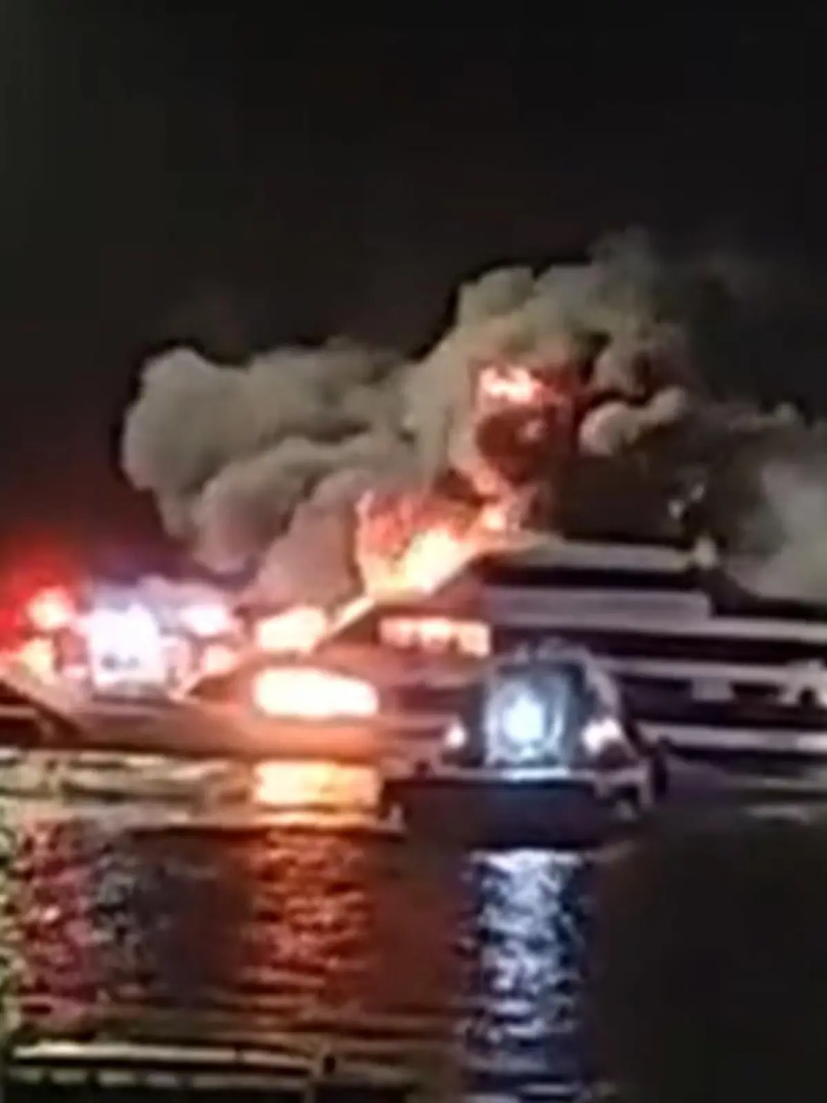 Riesen-Schock für Kreuzfahrt-Passagiere im US-Bundesstaat Virginia! Aufnahmen zeigen, wie plötzlich Flammen und dicke Rauchwolken aus dem Schiff "Spirit of Norfolk" schießen.