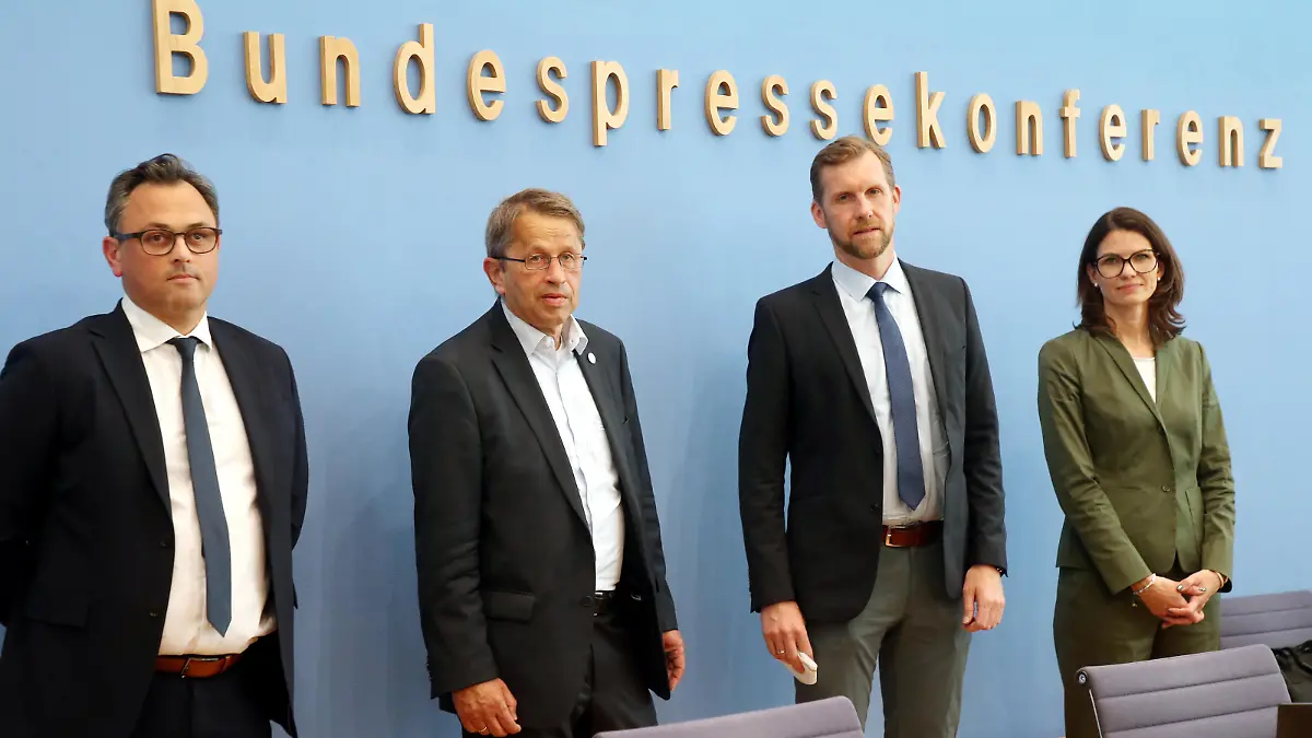 Christian Karagiannidis (l-r), ARDS und ECMO Zentrum Köln-Merheim, Heyo Kroemer, Vorsitzender des Corona-ExpertInnenrats und Vorstandsvorsitzender der Charité-Universitätsmedizin Berlin, Leif Erik Sander, Medizinische Klinik mit Schwerpunkt Infektiologie und Pneumologie der Charité, und Cornelia Betsch, Gesundheitskommunikation an der Universität Erfurt, stehen zu Beginn der Pressekonferenz "Vorbereitung auf Herbst/Winter 2022/23“ des Corona-ExpertInnenrats der Bundesregierung" nebeneinander.
