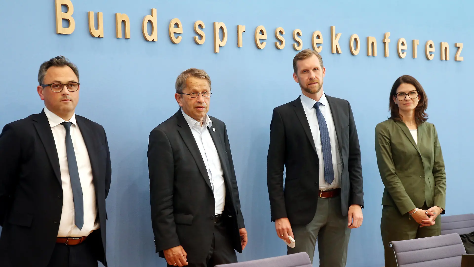 Christian Karagiannidis (l-r), ARDS und ECMO Zentrum Köln-Merheim, Heyo Kroemer, Vorsitzender des Corona-ExpertInnenrats und Vorstandsvorsitzender der Charité-Universitätsmedizin Berlin, Leif Erik Sander, Medizinische Klinik mit Schwerpunkt Infektiologie und Pneumologie der Charité, und Cornelia Betsch, Gesundheitskommunikation an der Universität Erfurt, stehen zu Beginn der Pressekonferenz "Vorbereitung auf Herbst/Winter 2022/23“ des Corona-ExpertInnenrats der Bundesregierung" nebeneinander.