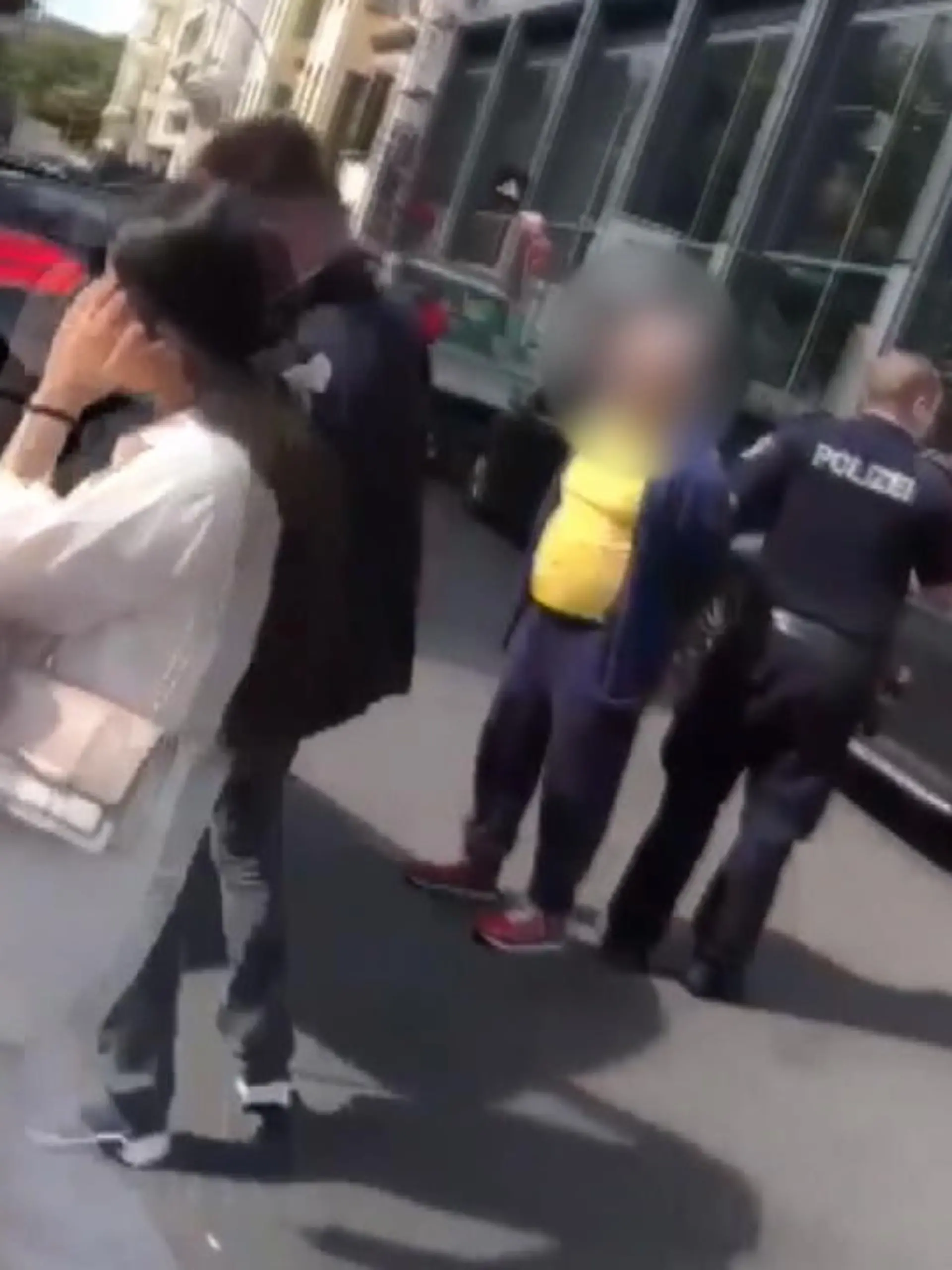 Nach dem Auto-Vorfall in Berlin wurde der Fahrer vorläufig festgenommen. Der Mann - laut Polizei ein 29 Jahre alter, in Berlin lebender Deutsch-Armenier - soll um 10.26 Uhr in die Personengruppe gefahren sein. Derzeit wird geprüft, ob es sich um einen Unfall, einen medizinischen Notfall oder um eine vorsätzliche Tat handelt. Der Mann fuhr seinen Renault-Kleinwagen zunächst in eine Menschengruppe und landete danach im Schaufenster eines Parfümerie-Geschäfts.