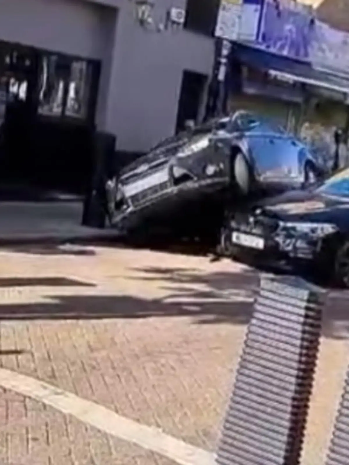 Erst krachen zwei Autos in Londons Straßen ineinander, es kommt zum Streit und dann entscheidet sich ein Fahrer zu fliehen - über die Motorhaube seines Kontrahenten.