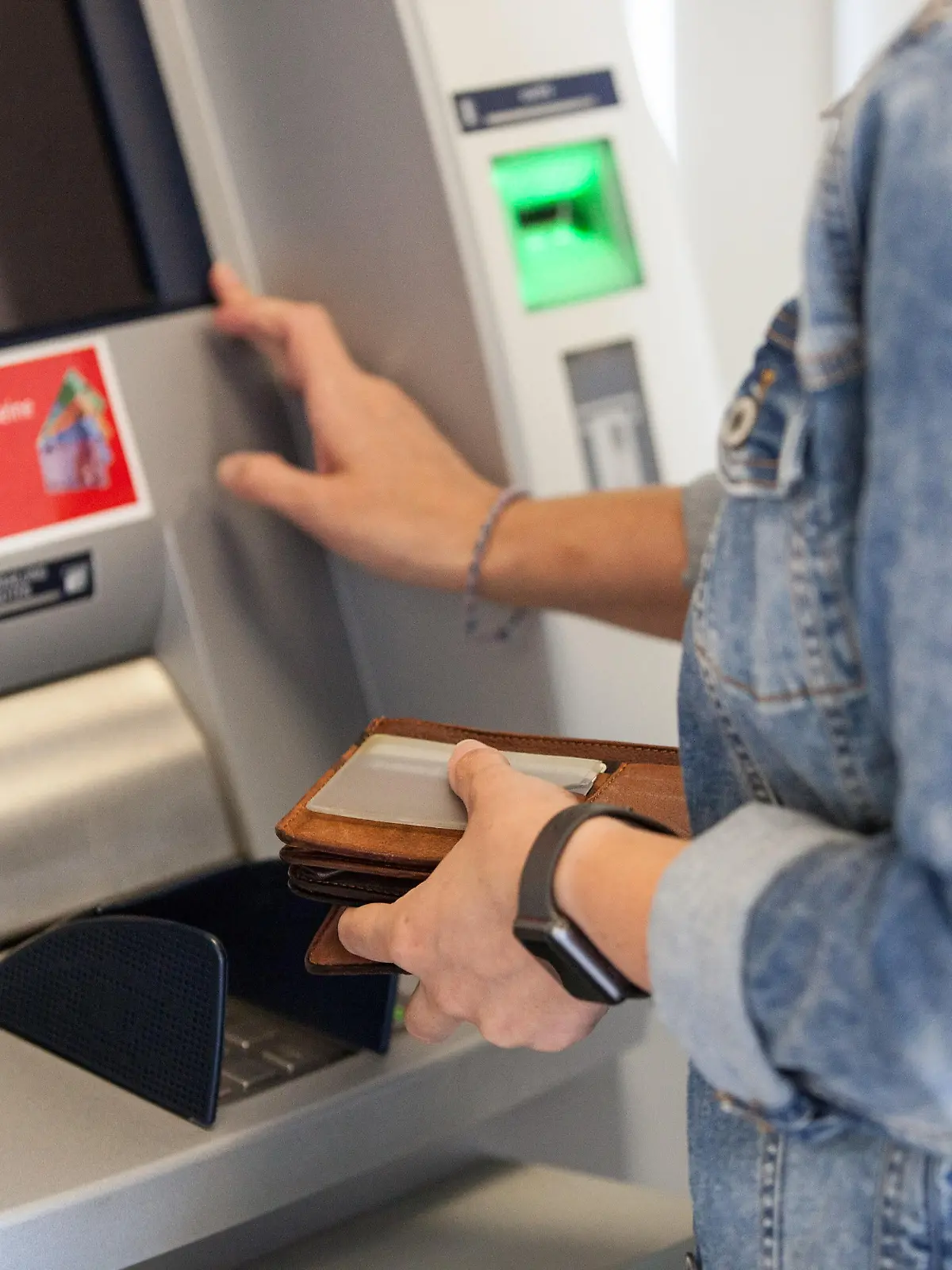 Bamberg, Deutschland 06. Junil 2022: Themenbilder - Symbolbilder - Geld Bankautomaten - 2022 Eine Frau hebt Bargeld mit einer EC Karte an einem Bankautomaten ab, dabei muss Sie ihren PIN eingeben.