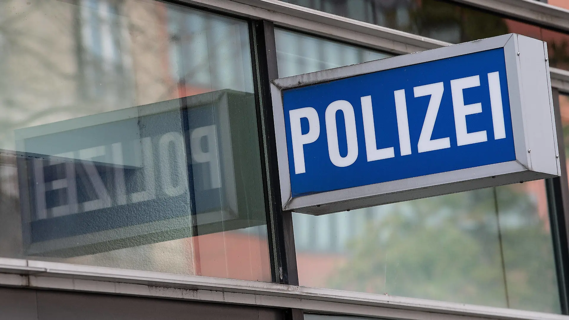 03.09.2020, xjhx, Lokales, Blaulicht, Polizei, 1. Polizeirevier Frankfurt Innenstadt Die Polizeiwache steht im Zusammenhang mit Drohmails, die an zahlreiche Personen, darunter auch Politiker und Anwaelte verschickt wurden. Die e-Mails waren mit NSU 2.0 signiert, die Personenbesogenen Daten der Empfänger wurden von Computern der Frankfurter Polizei angefragt. deloka, emonline, delahe Frankfurt am Main *** 03 09 2020, xjhx, local, blue light, police, 1 Frankfurt city centre police station The police station is connected with threatening e-mails that were sent to numerous people, including politicians and lawyers The e-mails were signed with NSU 2 0, the personal data of the recipients were requested by computers of the Frankfurt police del